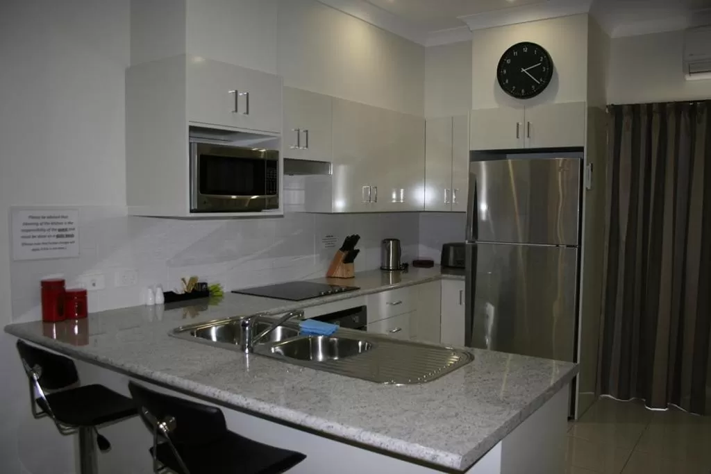 Kitchen or kitchenette in Noah's Mid City Motor Inn Muswellbrook