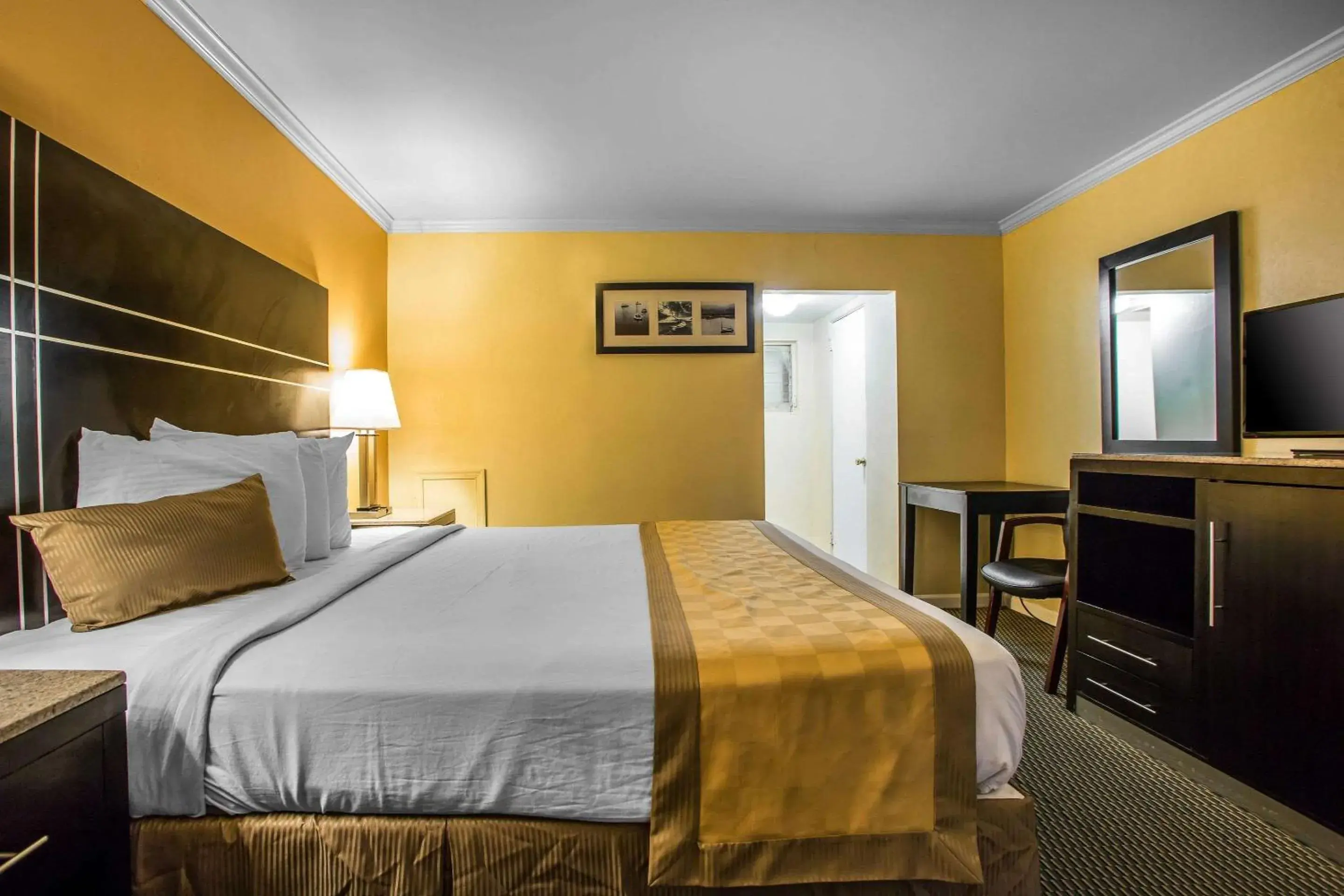 Photo of the whole room, Bed in Rodeway Inn Boardwalk