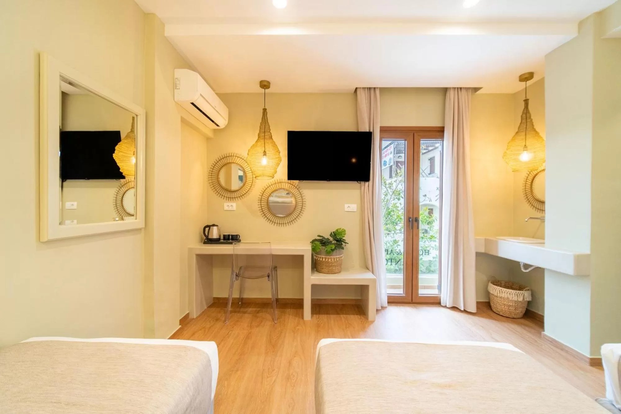 TV and multimedia, Bed in Antonia Hotel