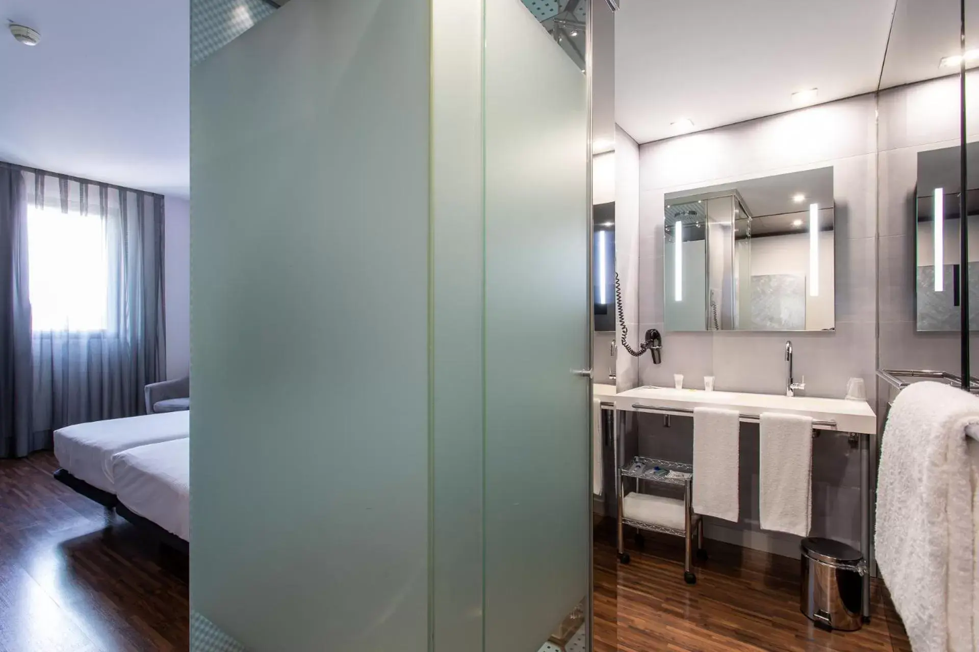 Bathroom, Bed in Hotel Ciudad de Móstoles Bathroom, Bed in Hotel Ciudad de Móstoles