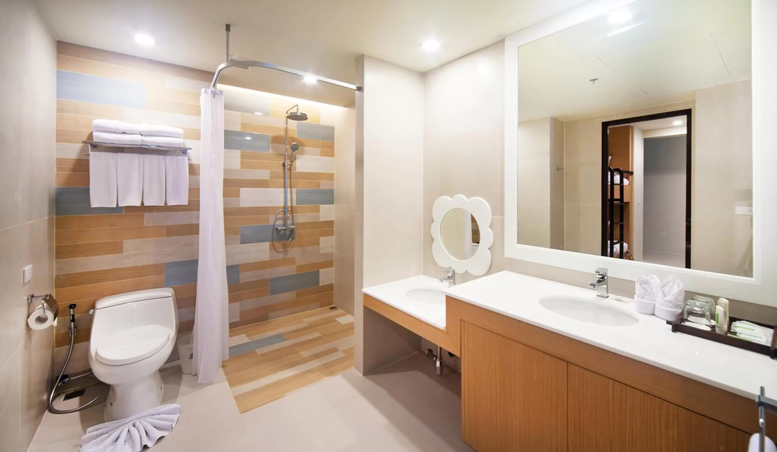 Toilet in Holiday Ao Nang Beach Resort, Krabi