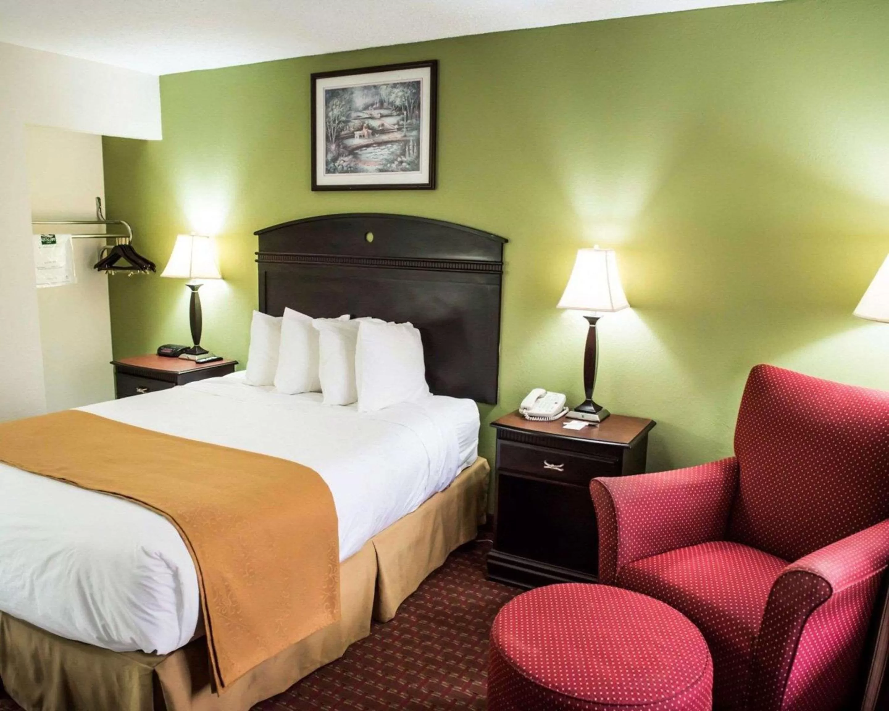 Photo of the whole room, Bed in Quality Inn Chipley I-10 at Exit 120