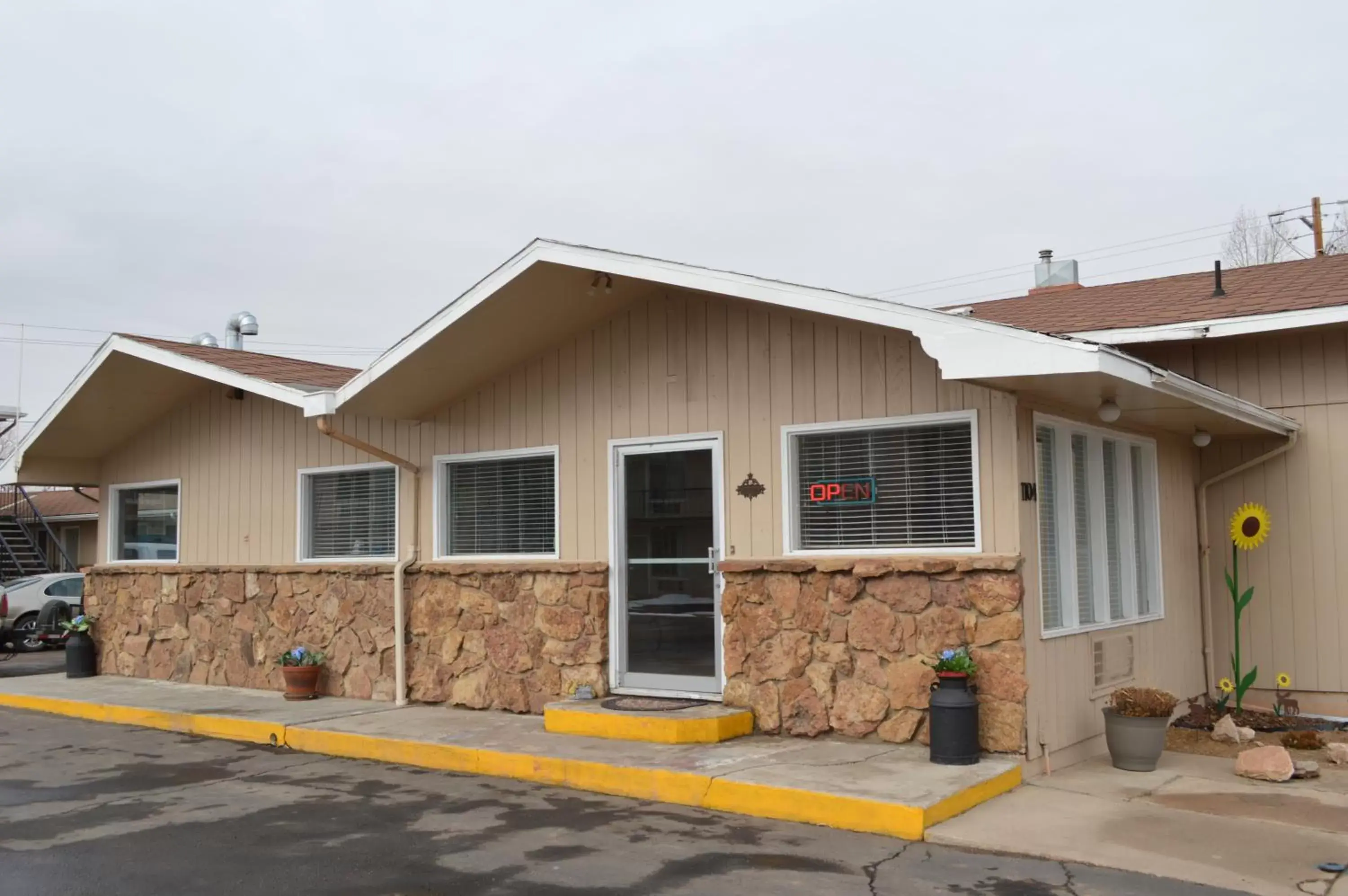 Facade/entrance, Property Building in Laramie Valley Inn