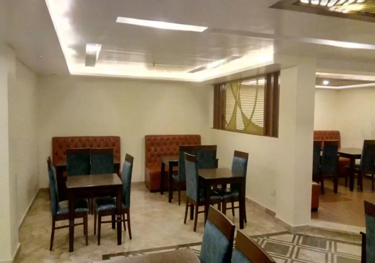 Restaurant/Places to Eat in Clarks Inn Suites Katra