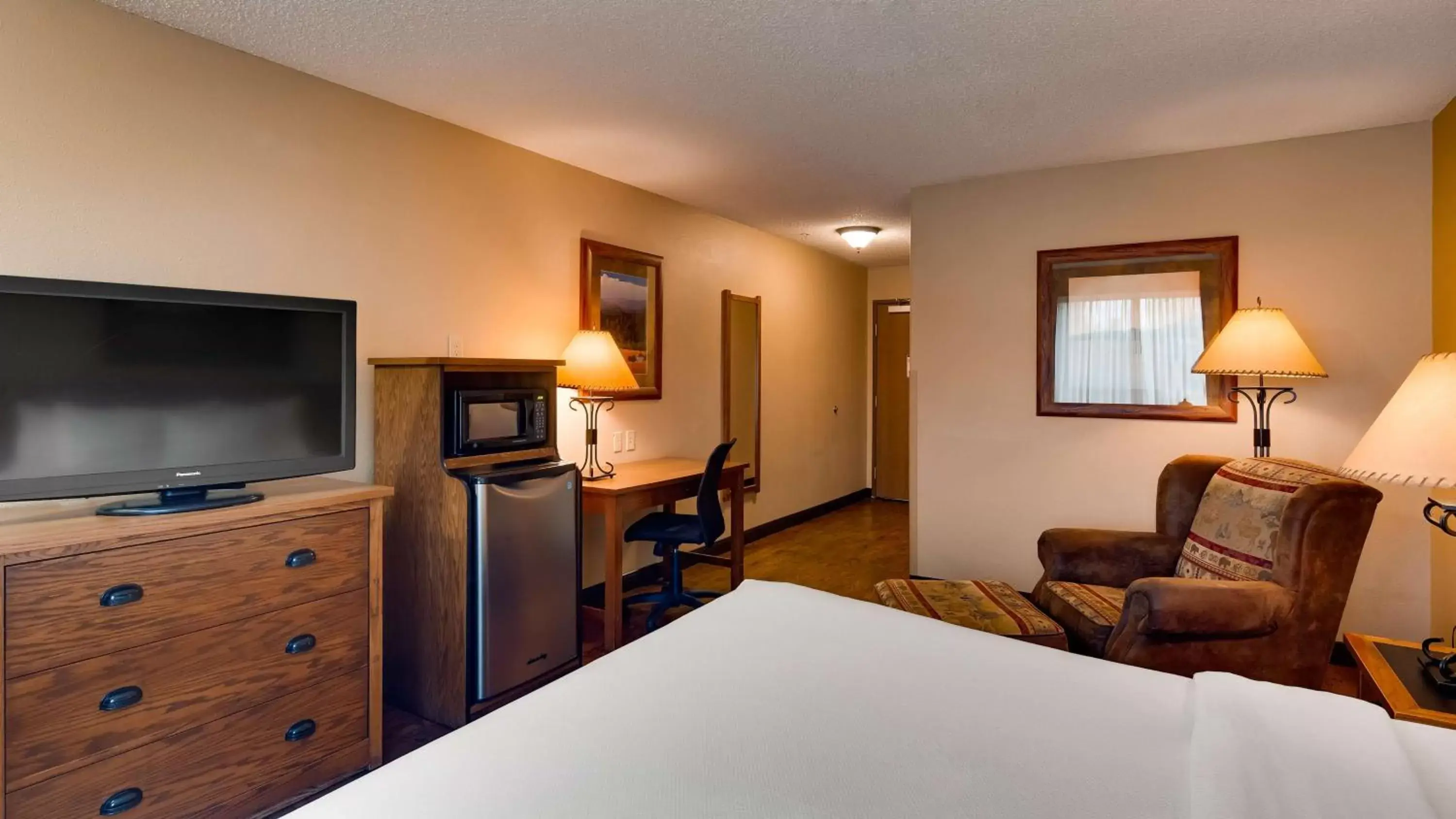 Photo of the whole room, TV/Entertainment Center in Best Western Plus Kelly Inn & Suites