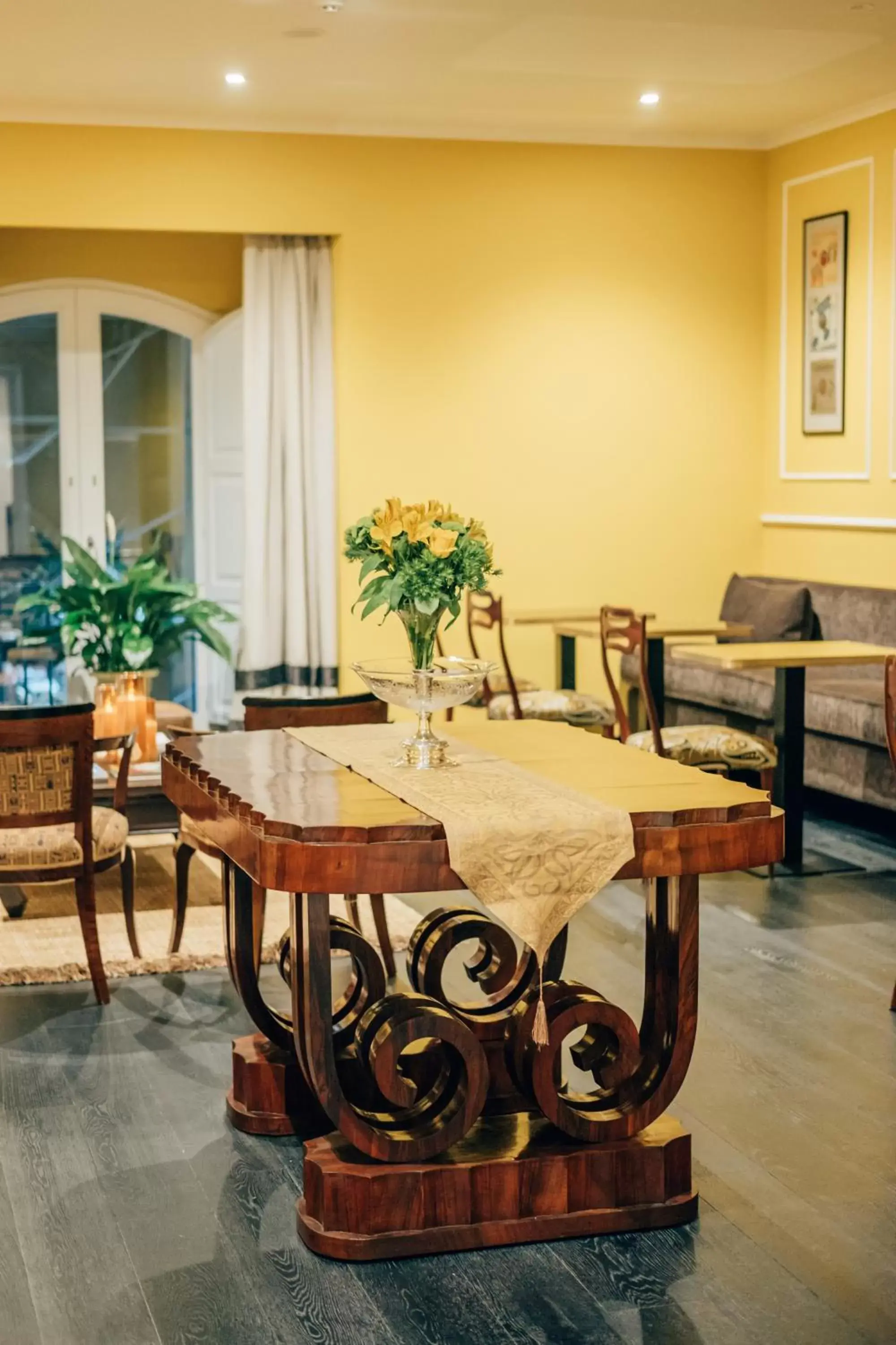 Lounge or bar, Restaurant/Places to Eat in Caruso Place Boutique & Wellness Suites