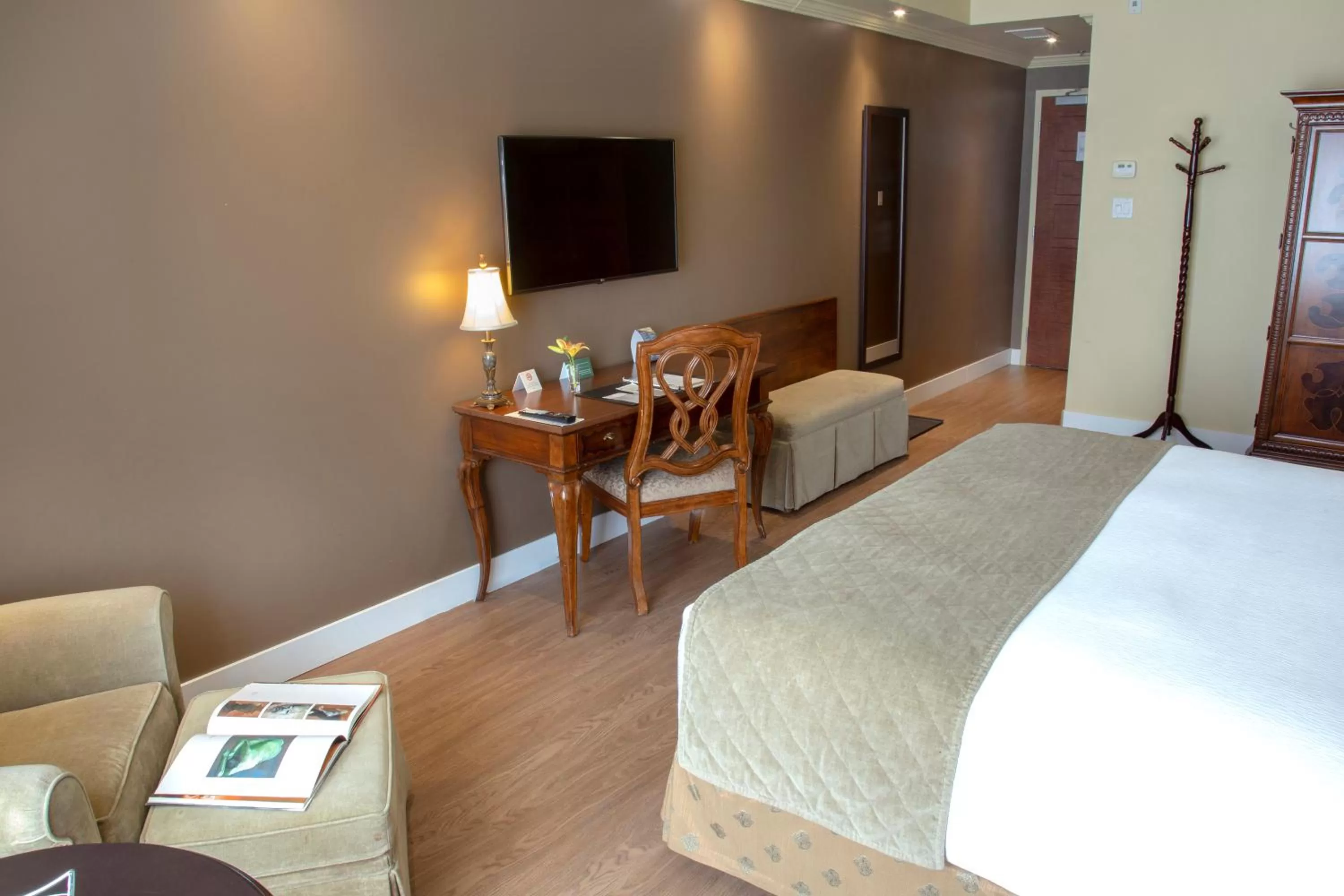 Photo of the whole room, Bed in Hotel Brossard