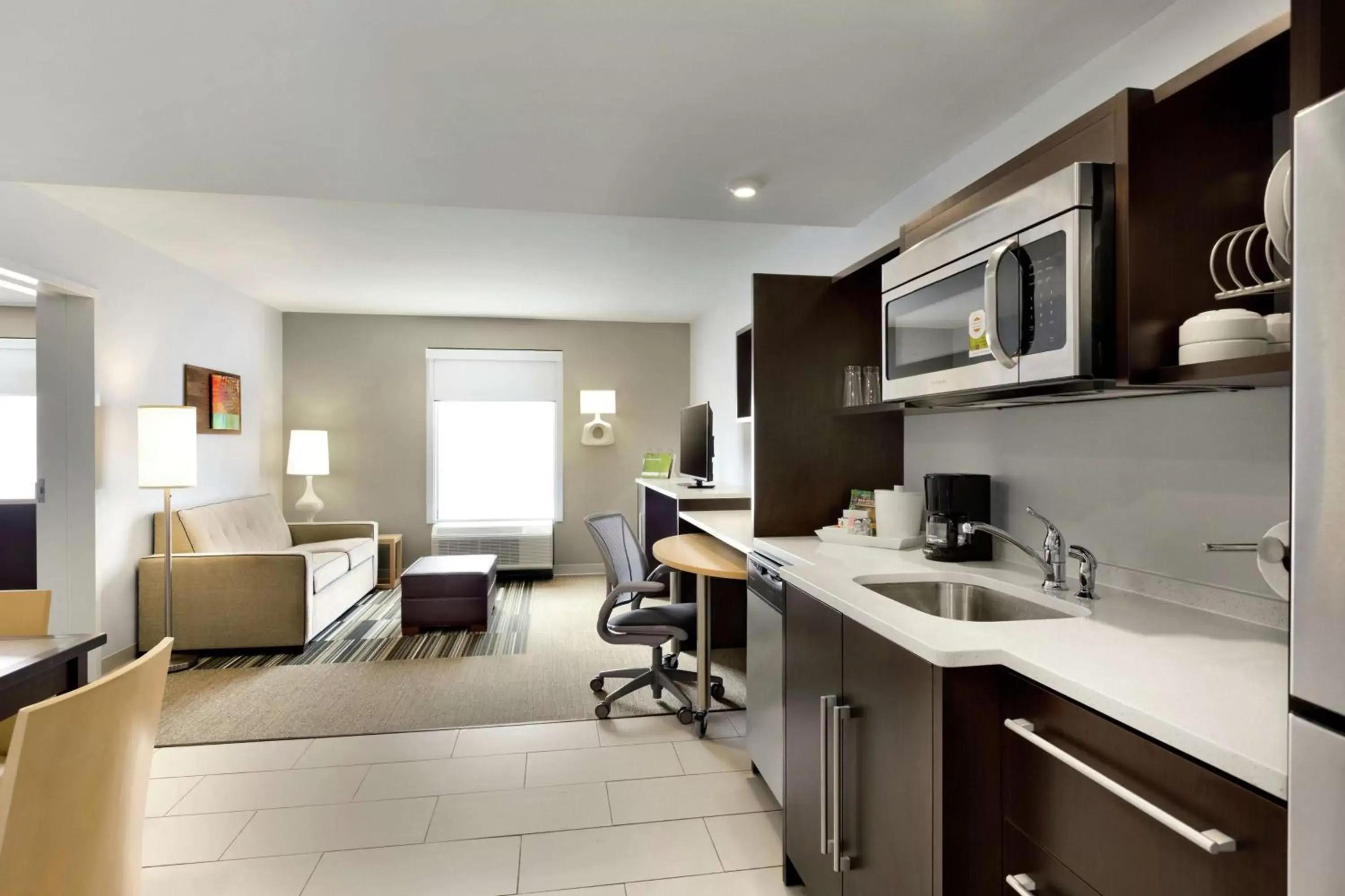 Living room, Kitchen/Kitchenette in Home2 Suites By Hilton Macon I-75 North