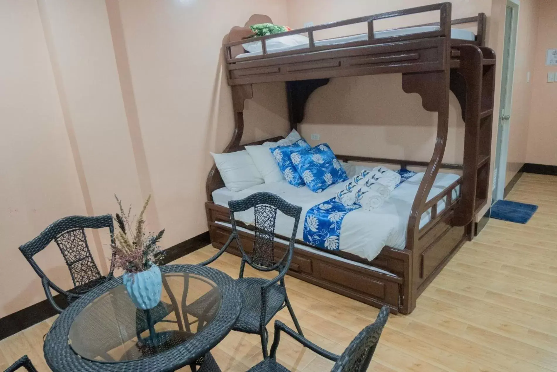 bunk bed in Skylodge Resort