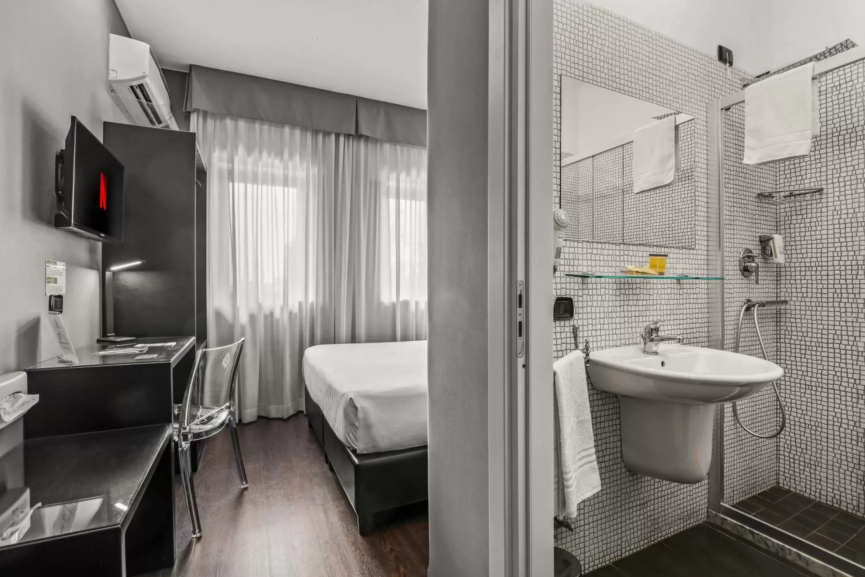 Shower, Bathroom in Reggia Suite Spa Hotel