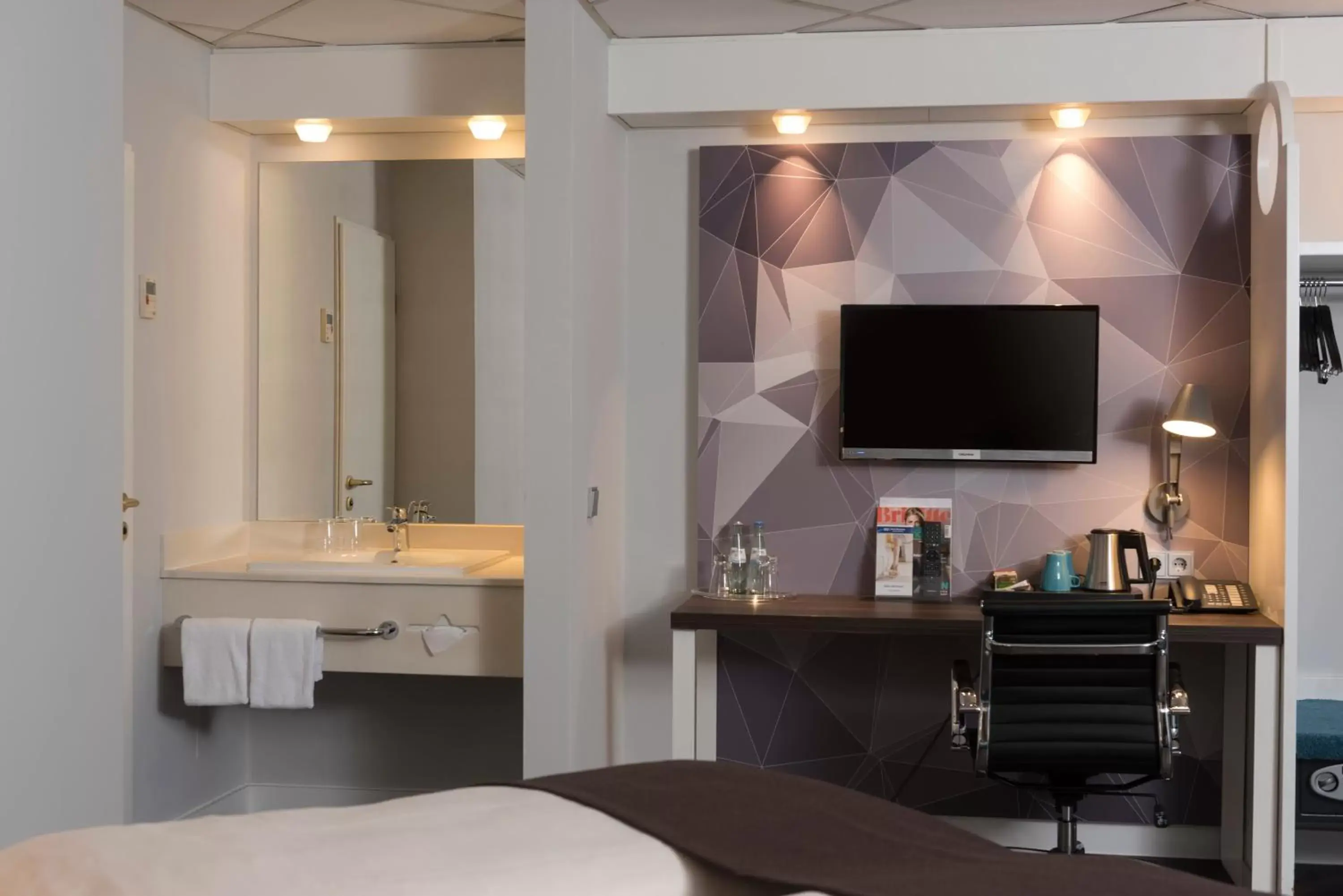 Bedroom, TV/Entertainment Center in Best Western Hotel Cologne Airport Troisdorf