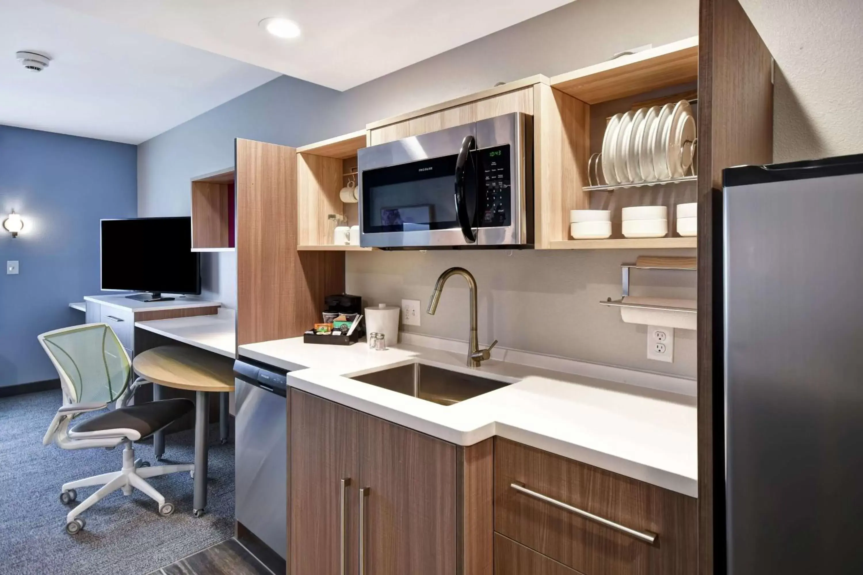 Bedroom, Kitchen/Kitchenette in Home2 Suites By Hilton Georgetown