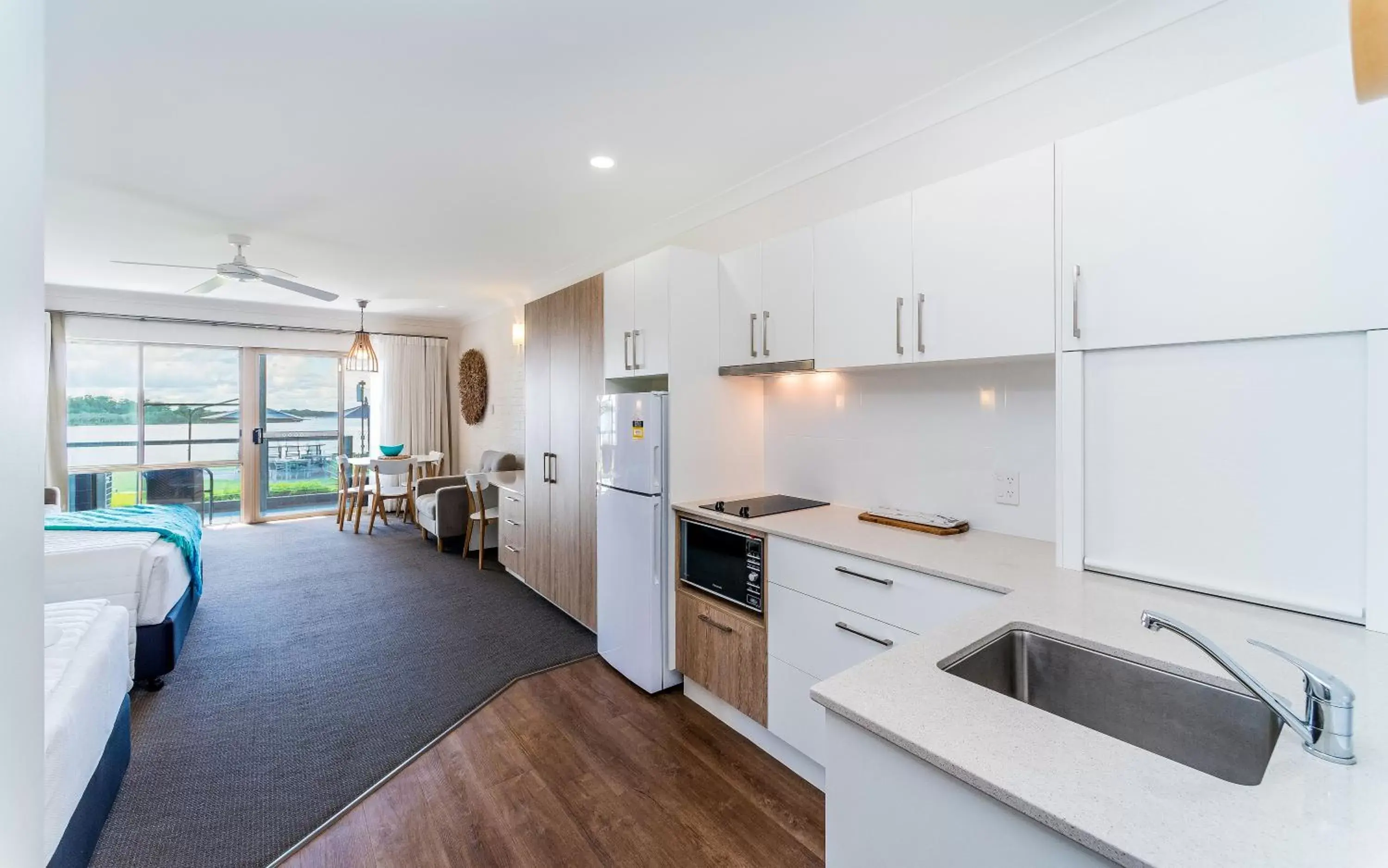 Photo of the whole room, Kitchen/Kitchenette in Moby Dick Waterfront Resort Motel