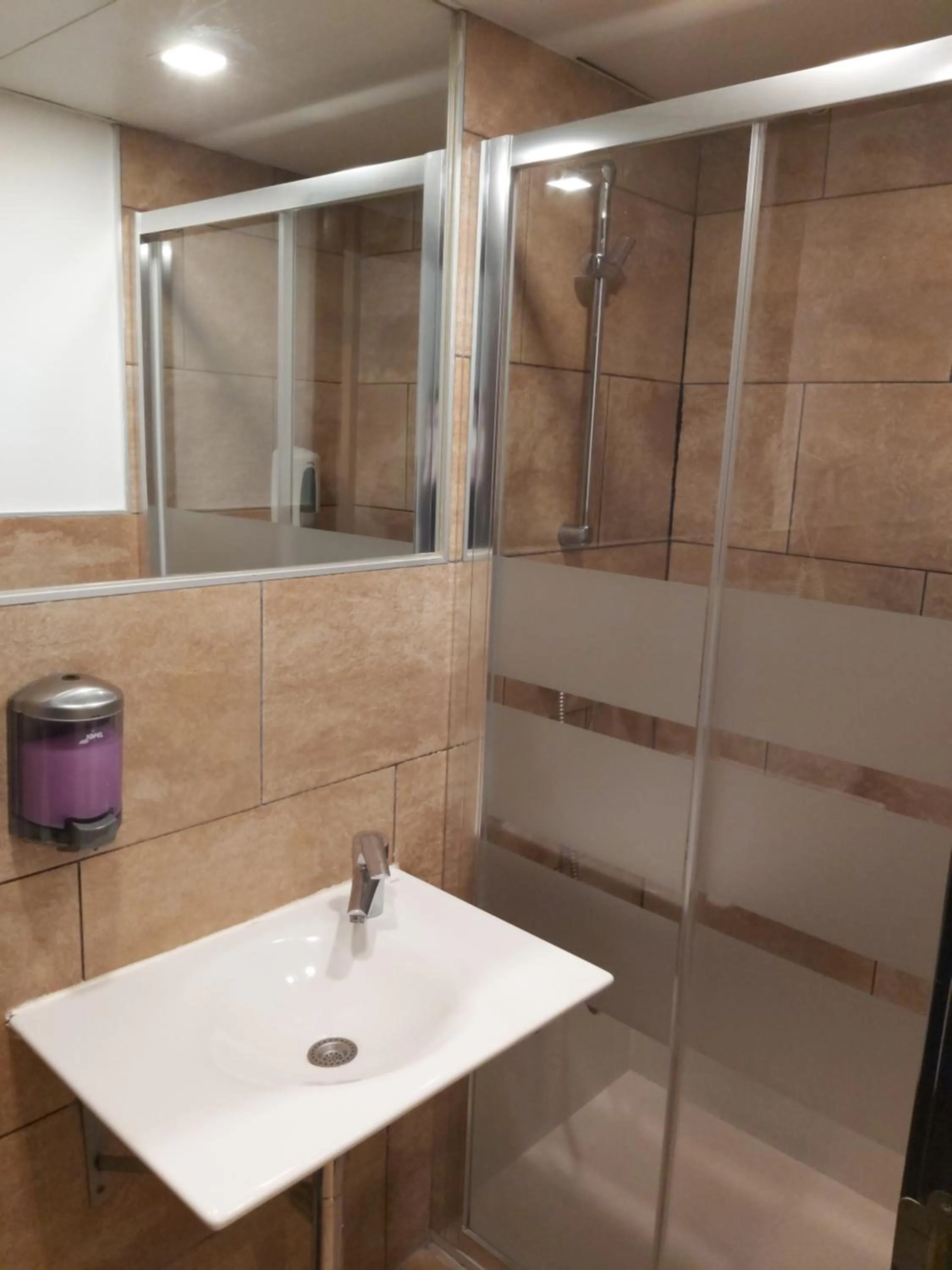 Bathroom in Hotel Complutense