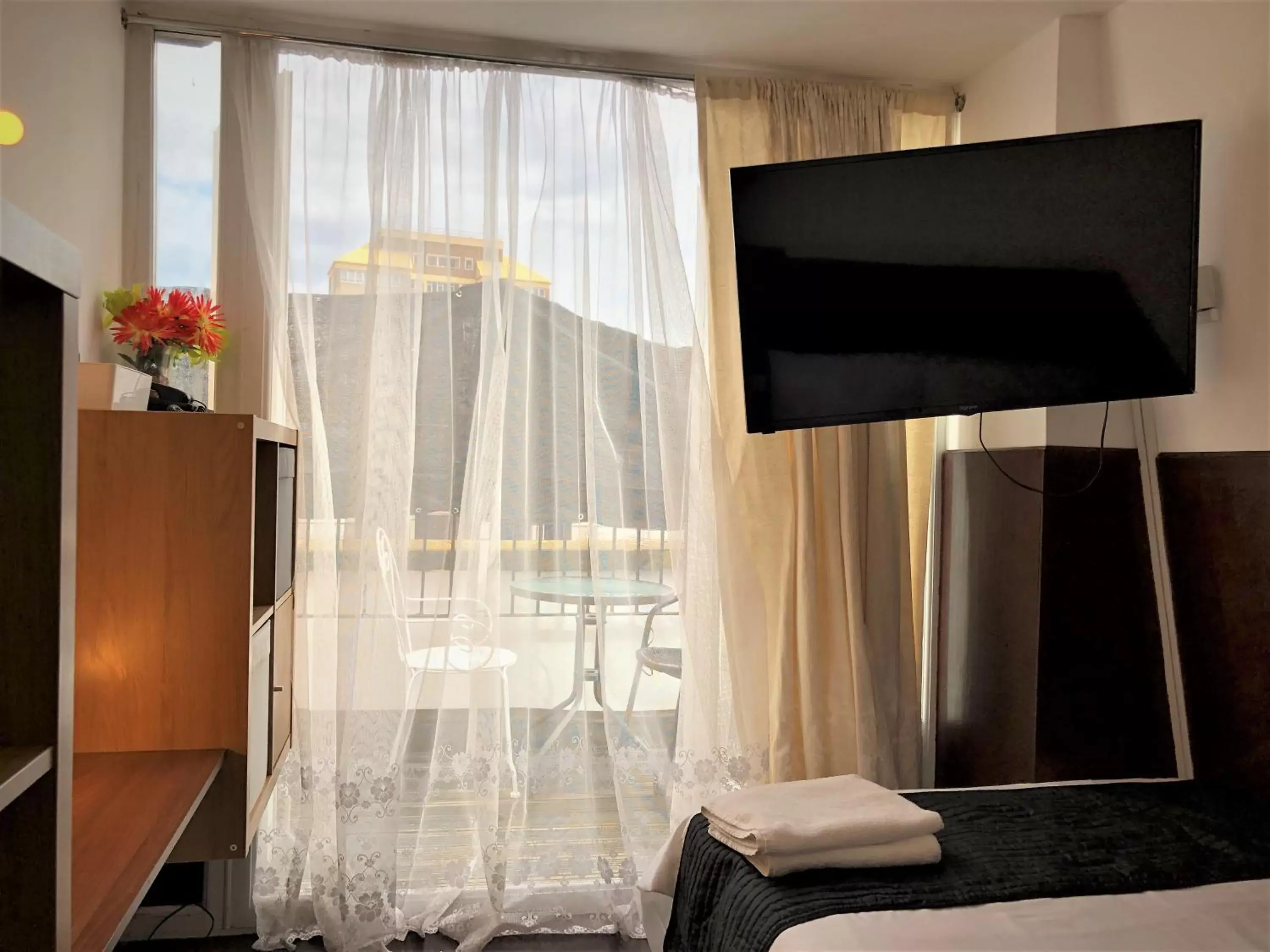 Bedroom, TV/Entertainment Center in Plaza London Hotel