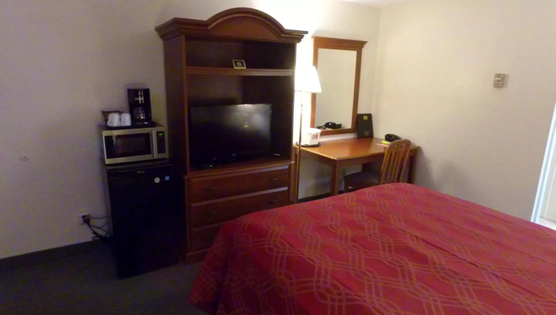Bed in Econo Lodge Inn & Suites