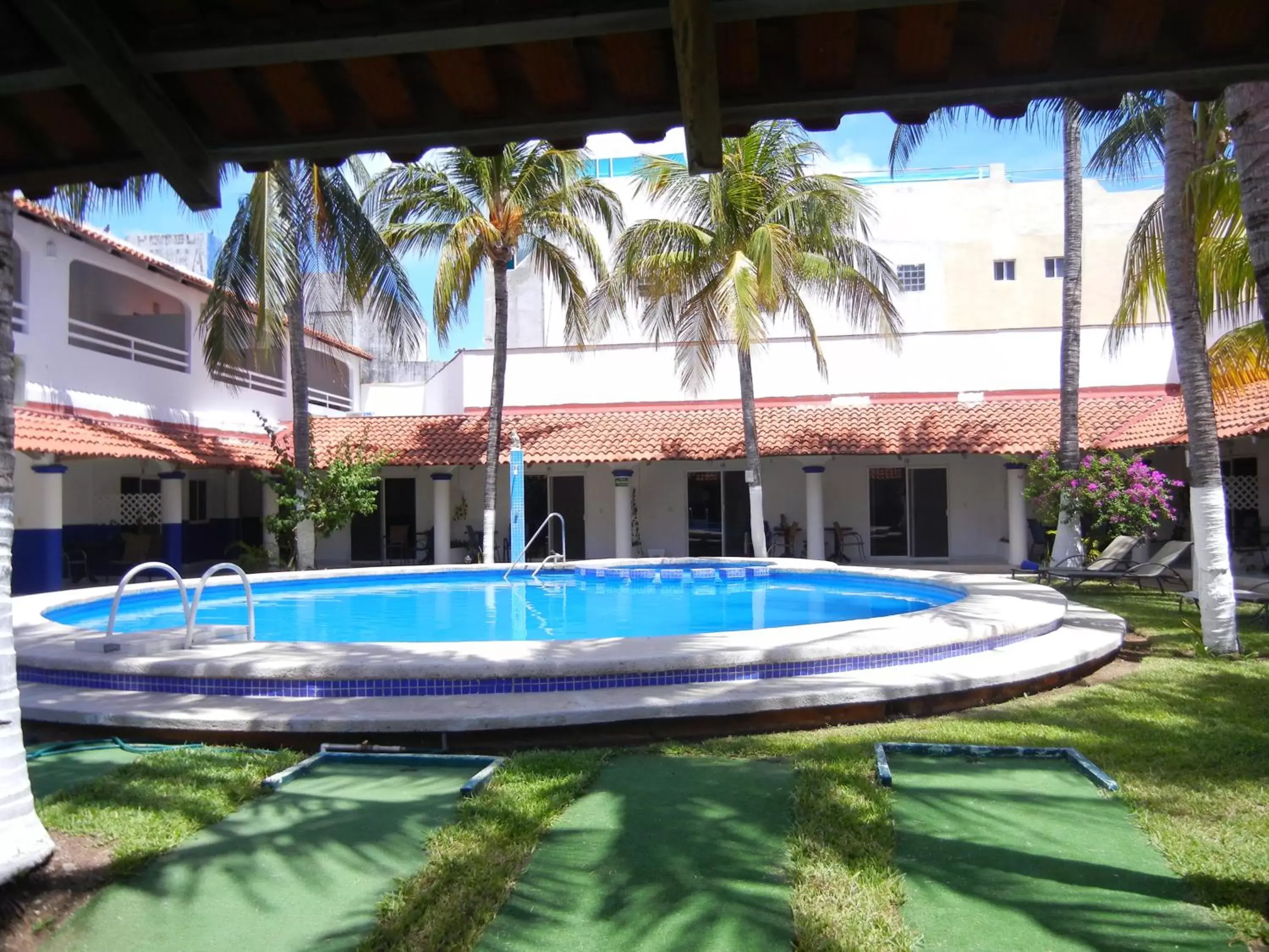 Garden, Swimming Pool in Hotel Plaza Almendros