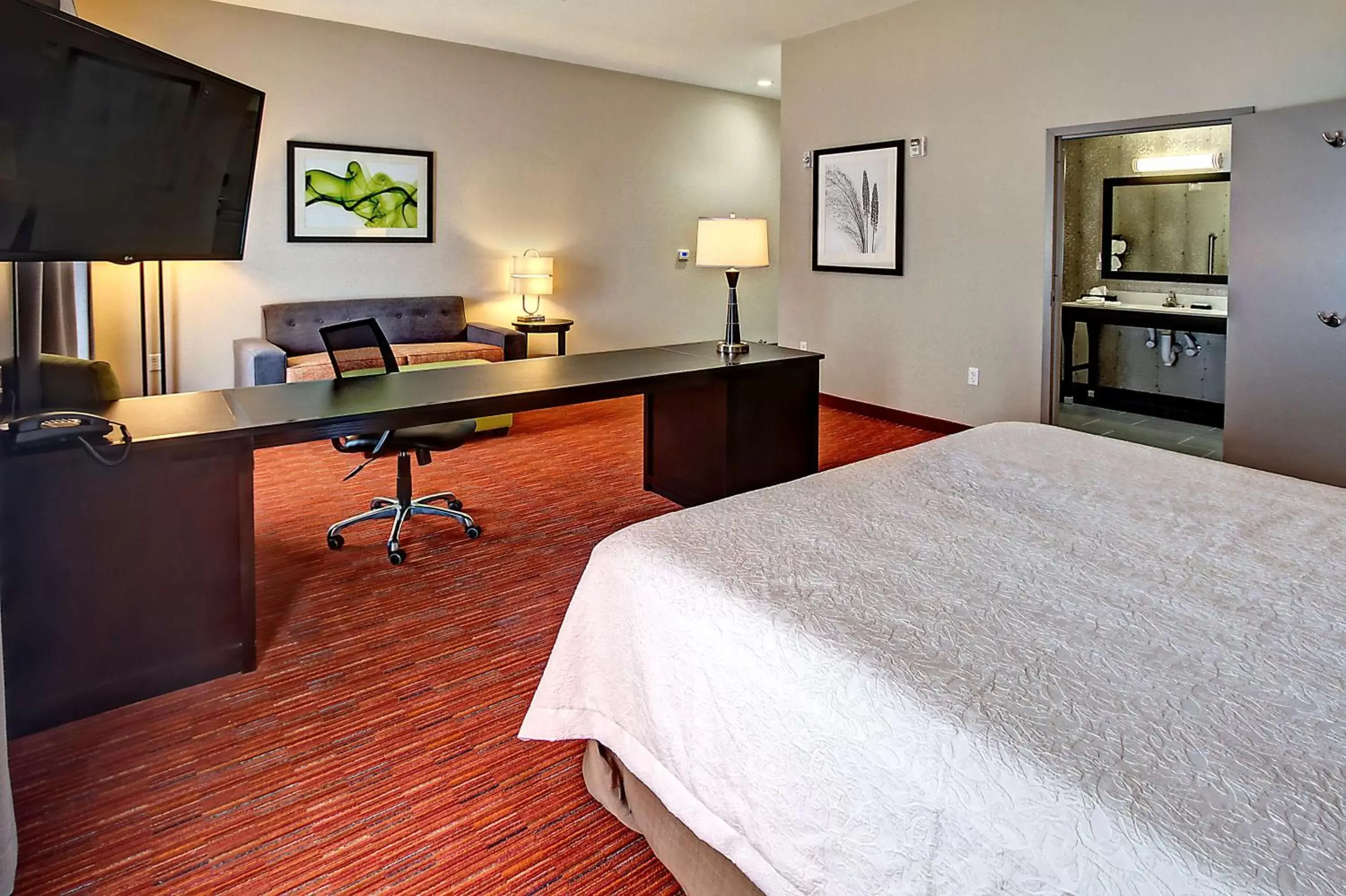 Bed, TV/Entertainment Center in Hampton Inn and Suites Ada