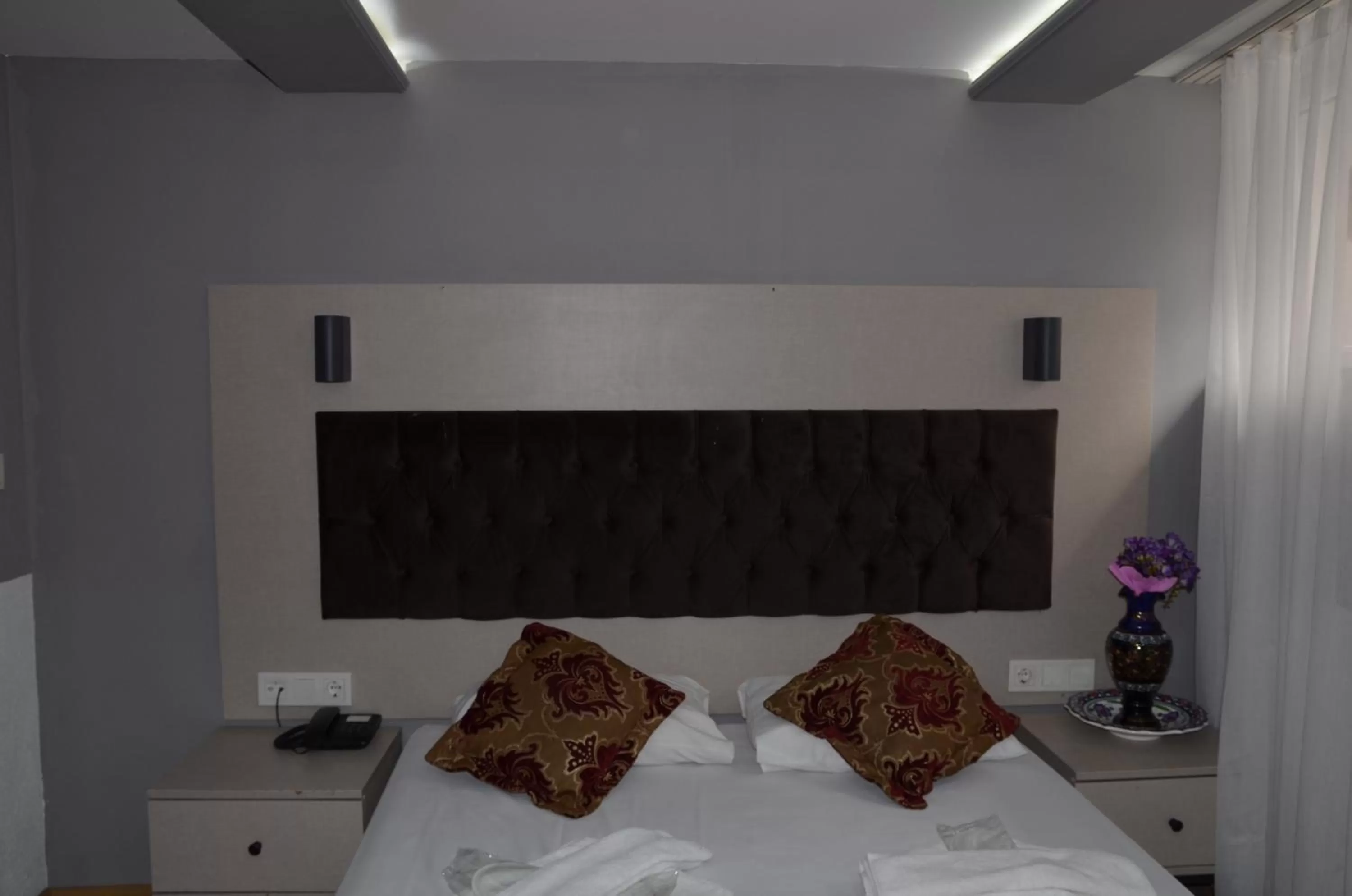 Photo of the whole room, Bed in The Lola Hotel