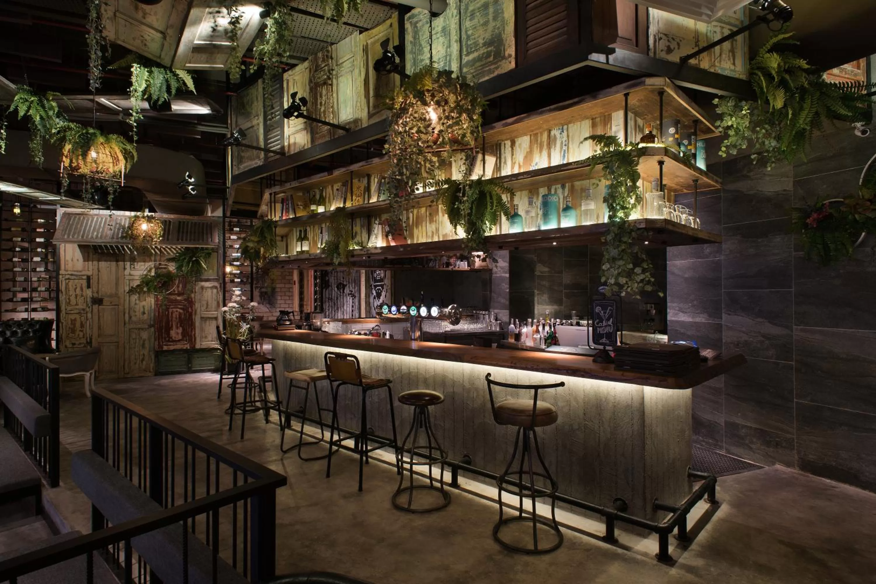 Restaurant/places to eat in Vangohh Eminent Hotel & Spa