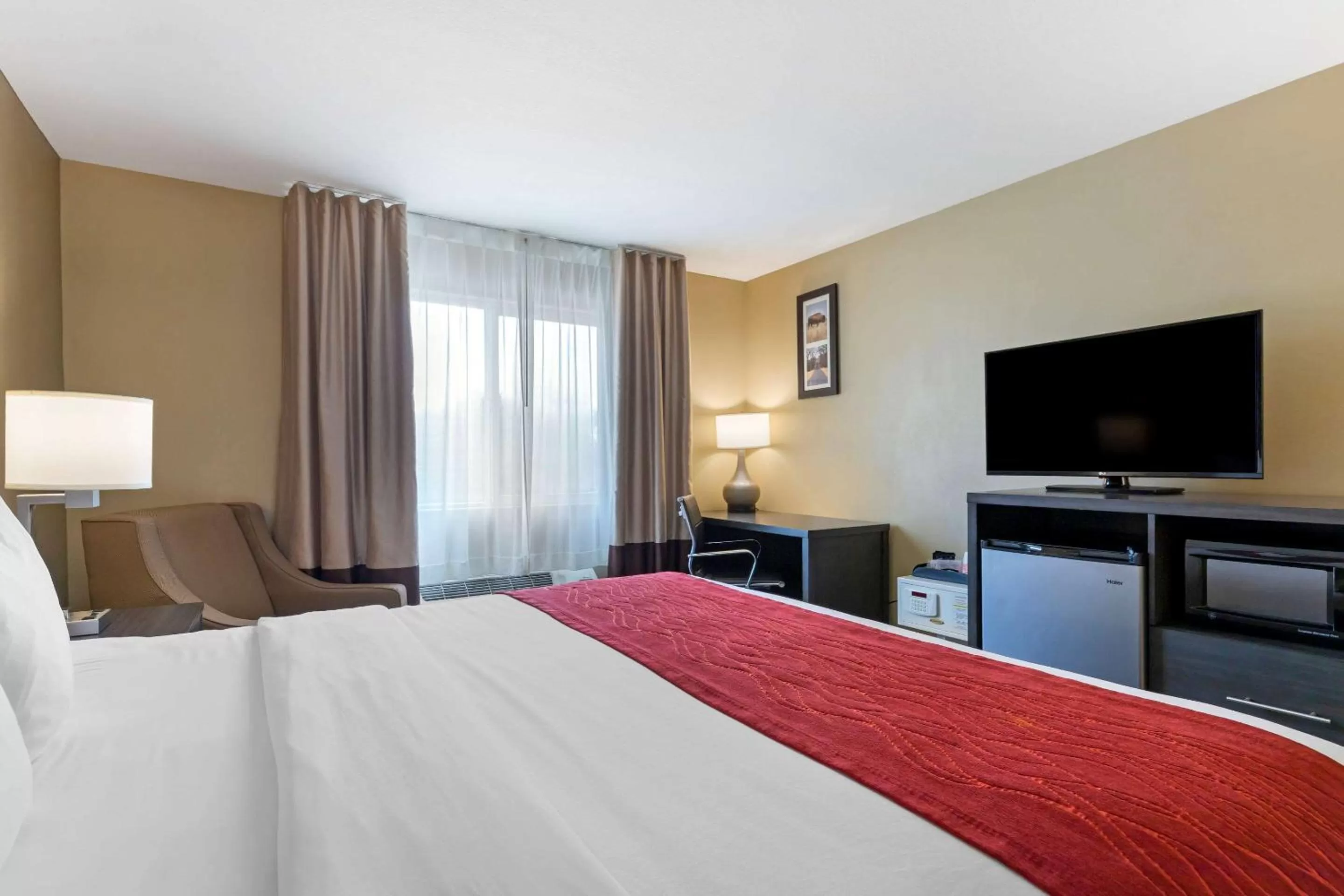 Photo of the whole room, Bed in Comfort Inn & Suites Ponca City near Marland Mansion