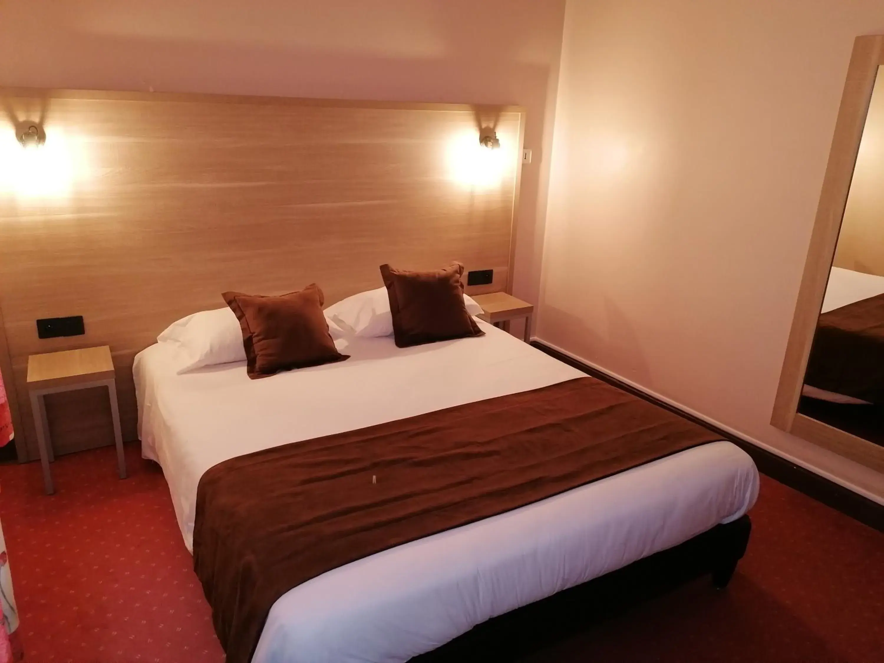 Property building, Bed in Logis Hôtel Saint Jacques