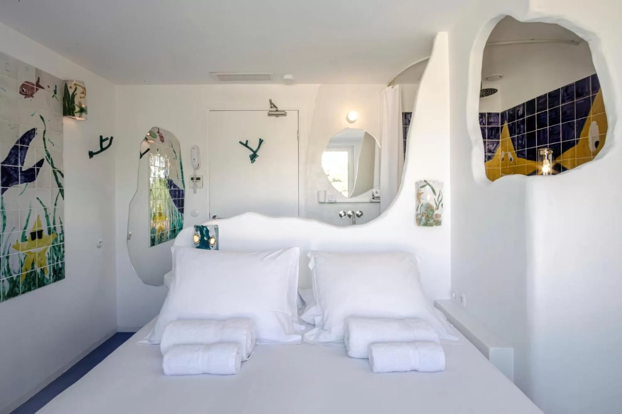 Photo of the whole room, Bed in Hôtel La Reine Jane