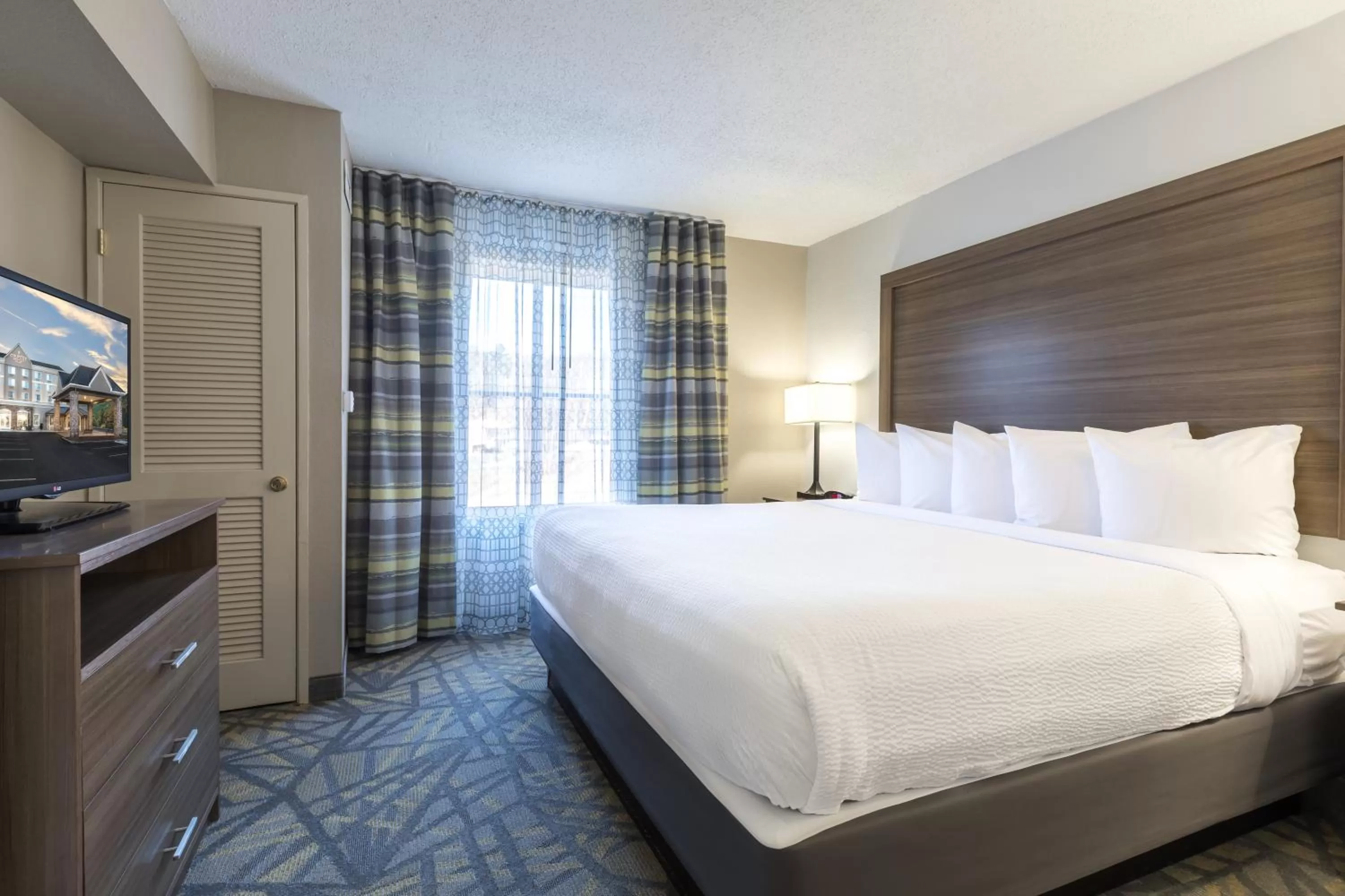 Bedroom, Bed in Country Inn & Suites by Radisson Asheville Downtown Tunnel Road