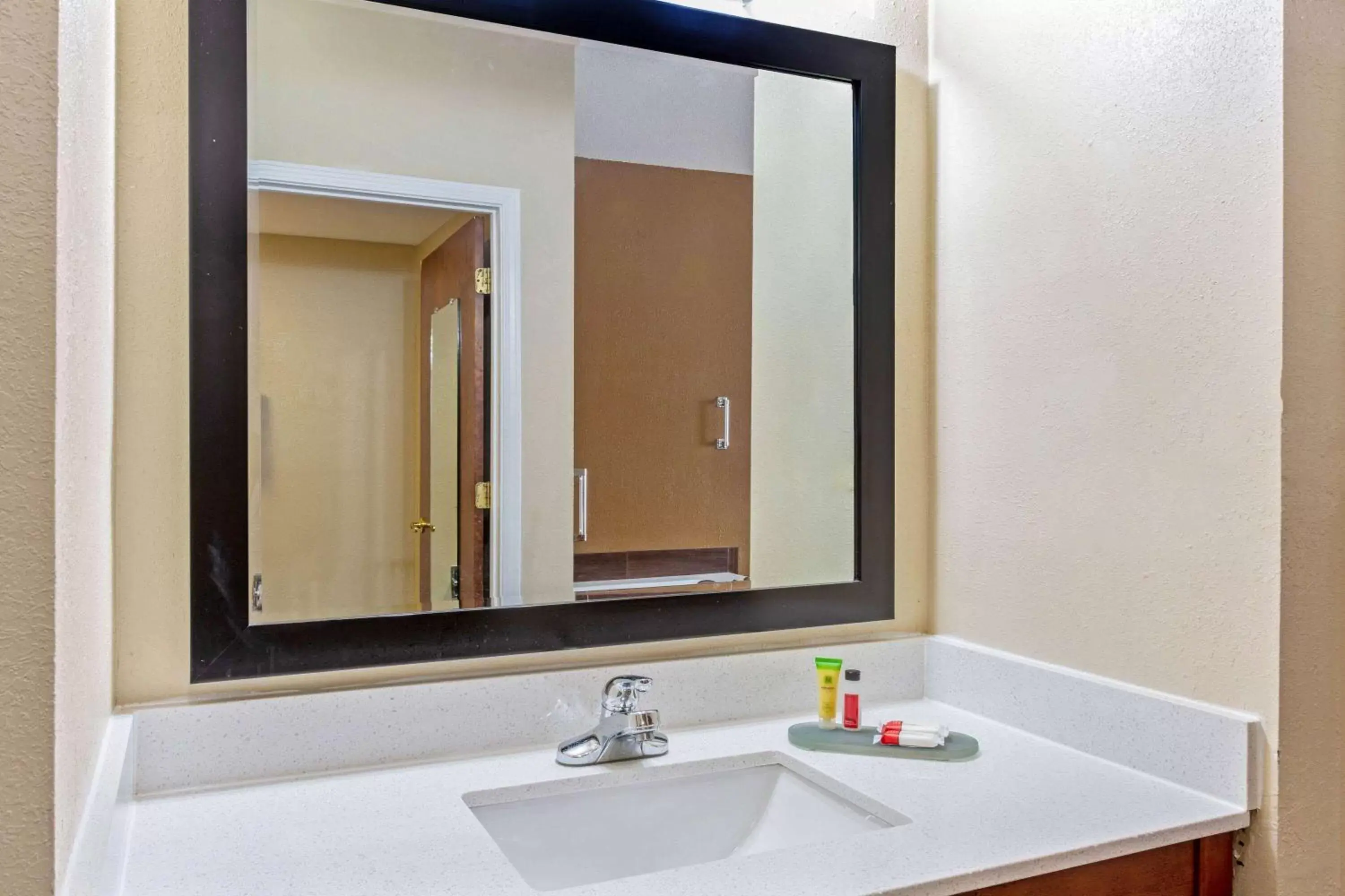 Bathroom in La Quinta Inn by Wyndham Moss Point - Pascagoula