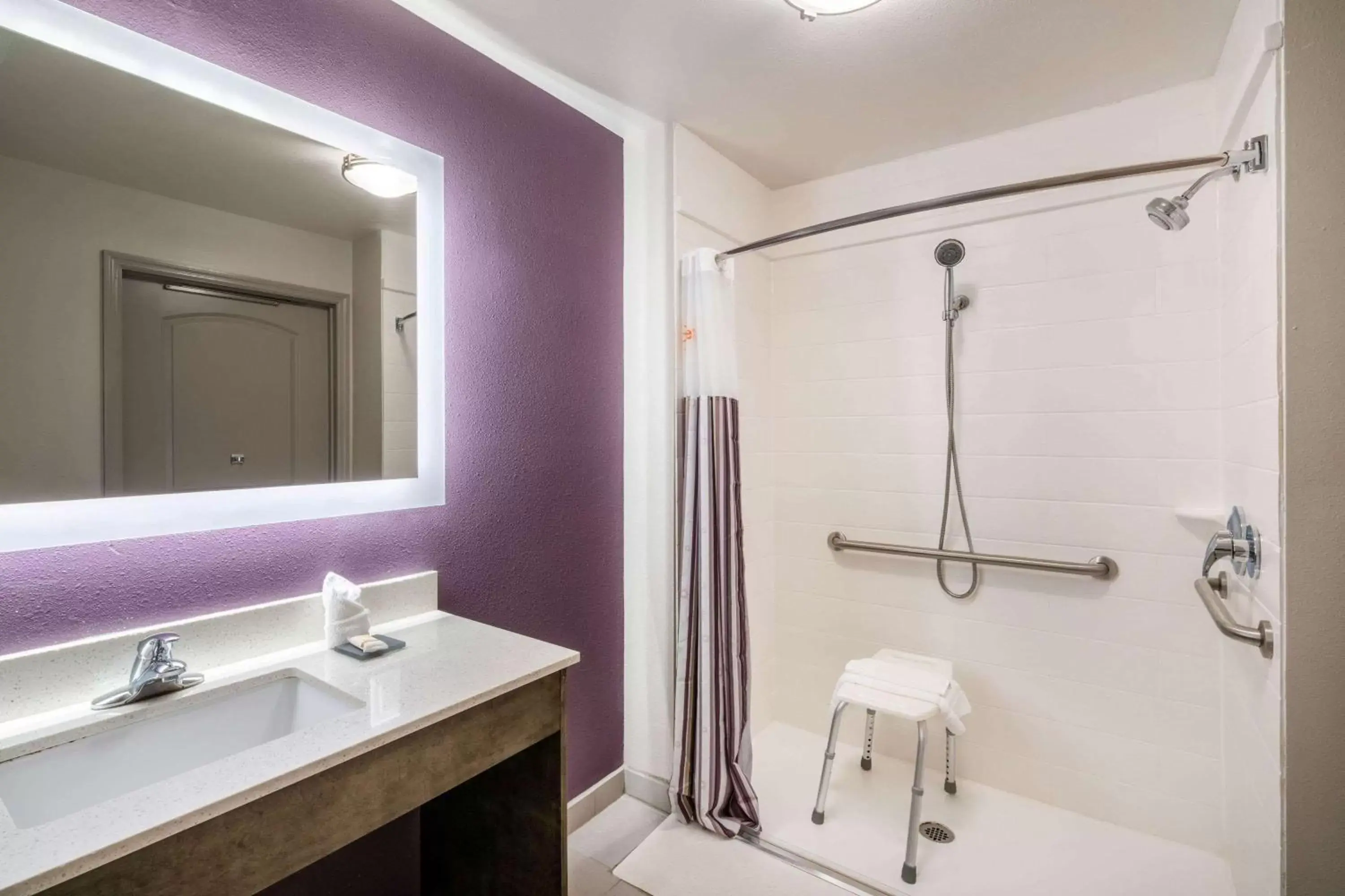 Shower, Bathroom in La Quinta by Wyndham Chattanooga - Lookout Mtn