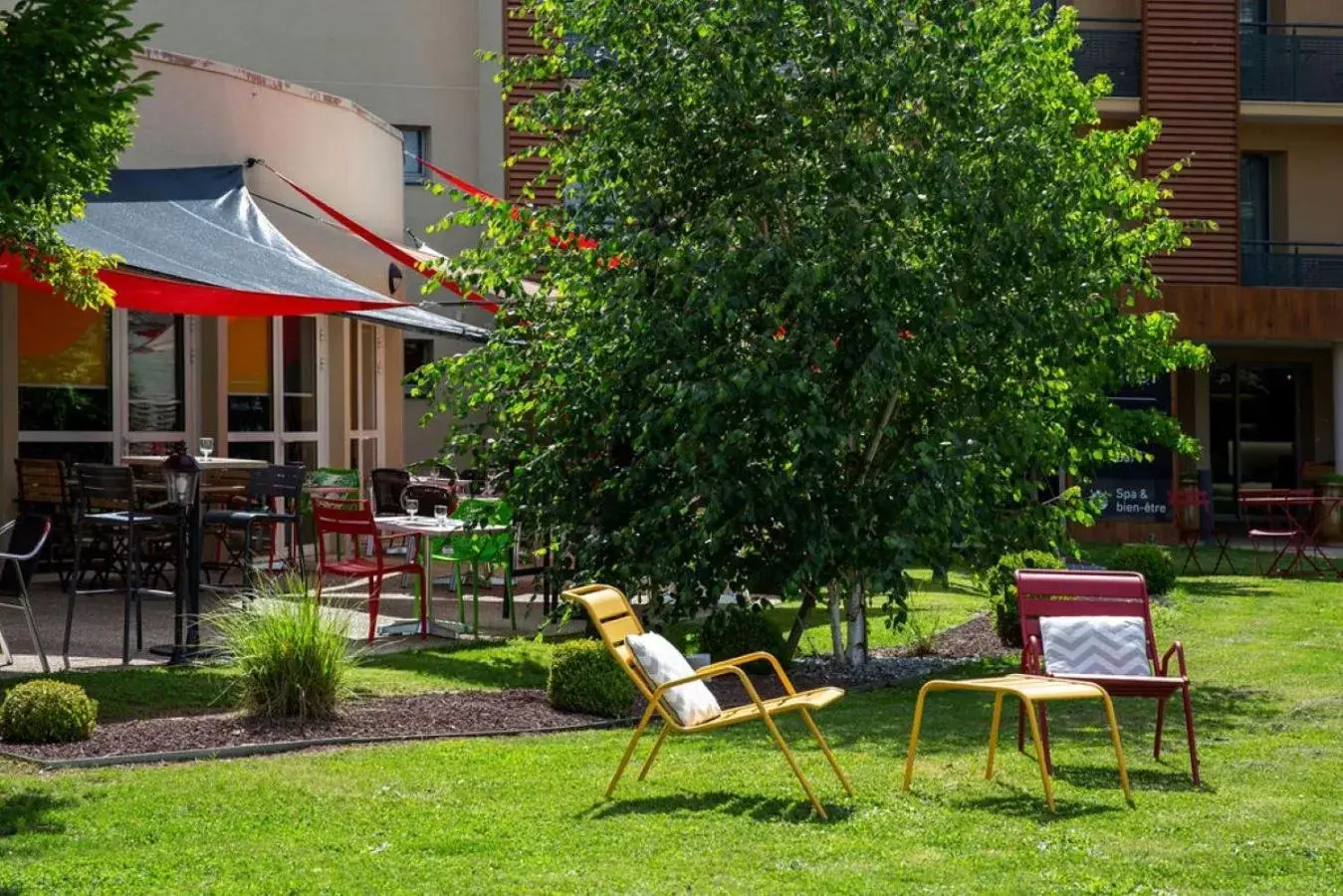 Garden in BEST WESTERN La Porte des Châteaux