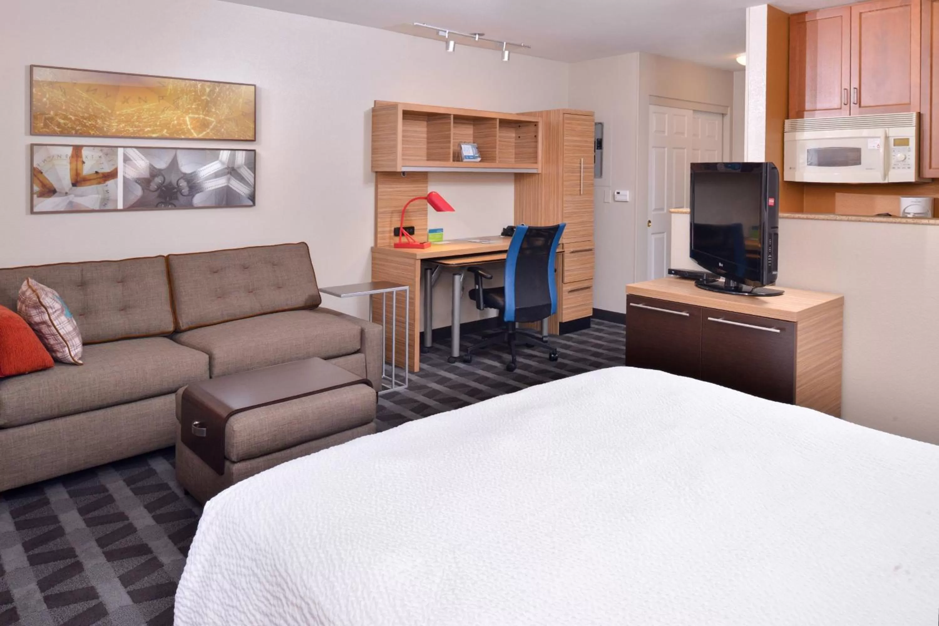Queen Studio with Sofa Bed and Adapted Tub - Mobility and Hearing Accessible in TownePlace Suites by Marriott Ontario Airport