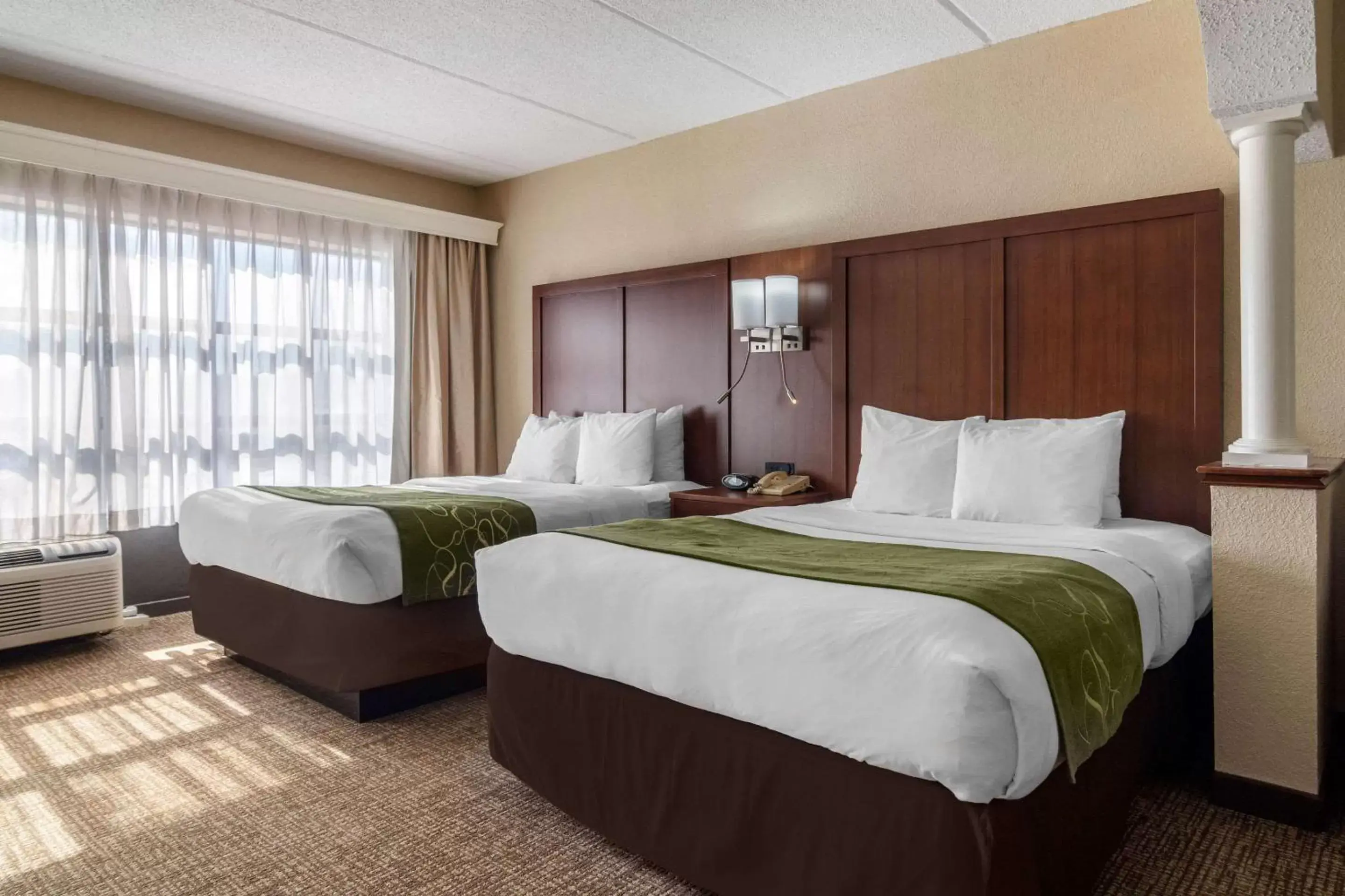 Photo of the whole room, Bed in Comfort Suites Woodstock