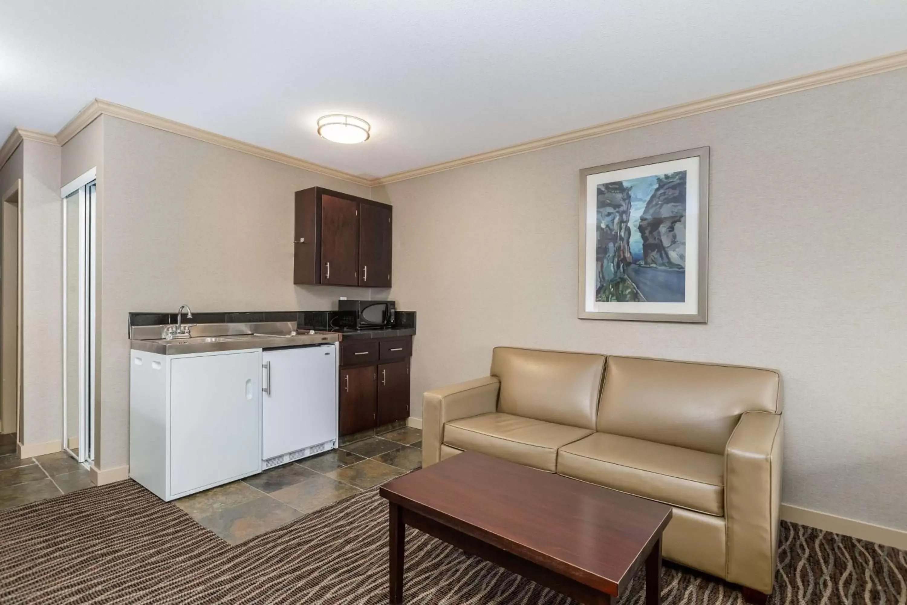 Photo of the whole room, Kitchen/Kitchenette in Prestige Radium Hot Springs Resort, WorldHotels Crafted