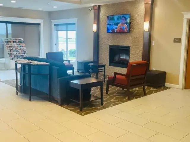 Property building, Seating Area in Comfort Inn Hebron-Lowell Area