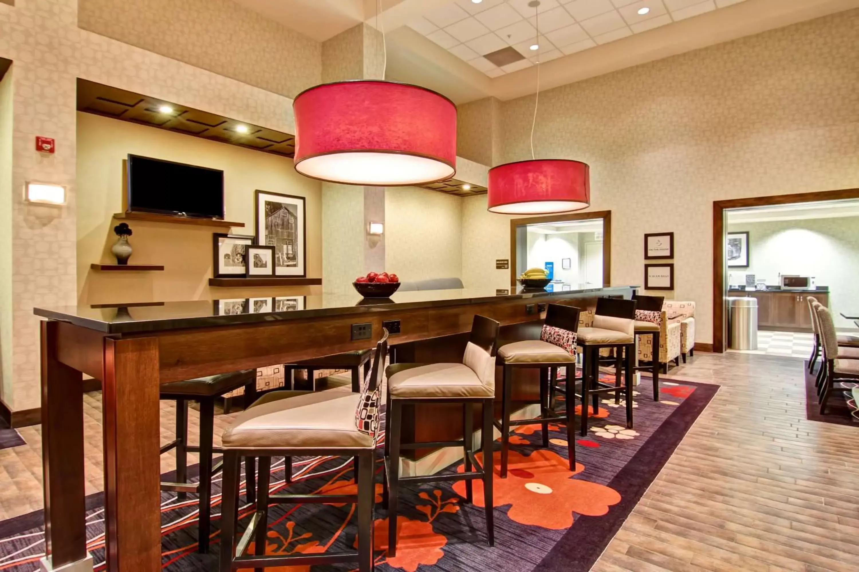 Restaurant/places to eat, Lounge/Bar in Hampton Inn & Suites Red Deer