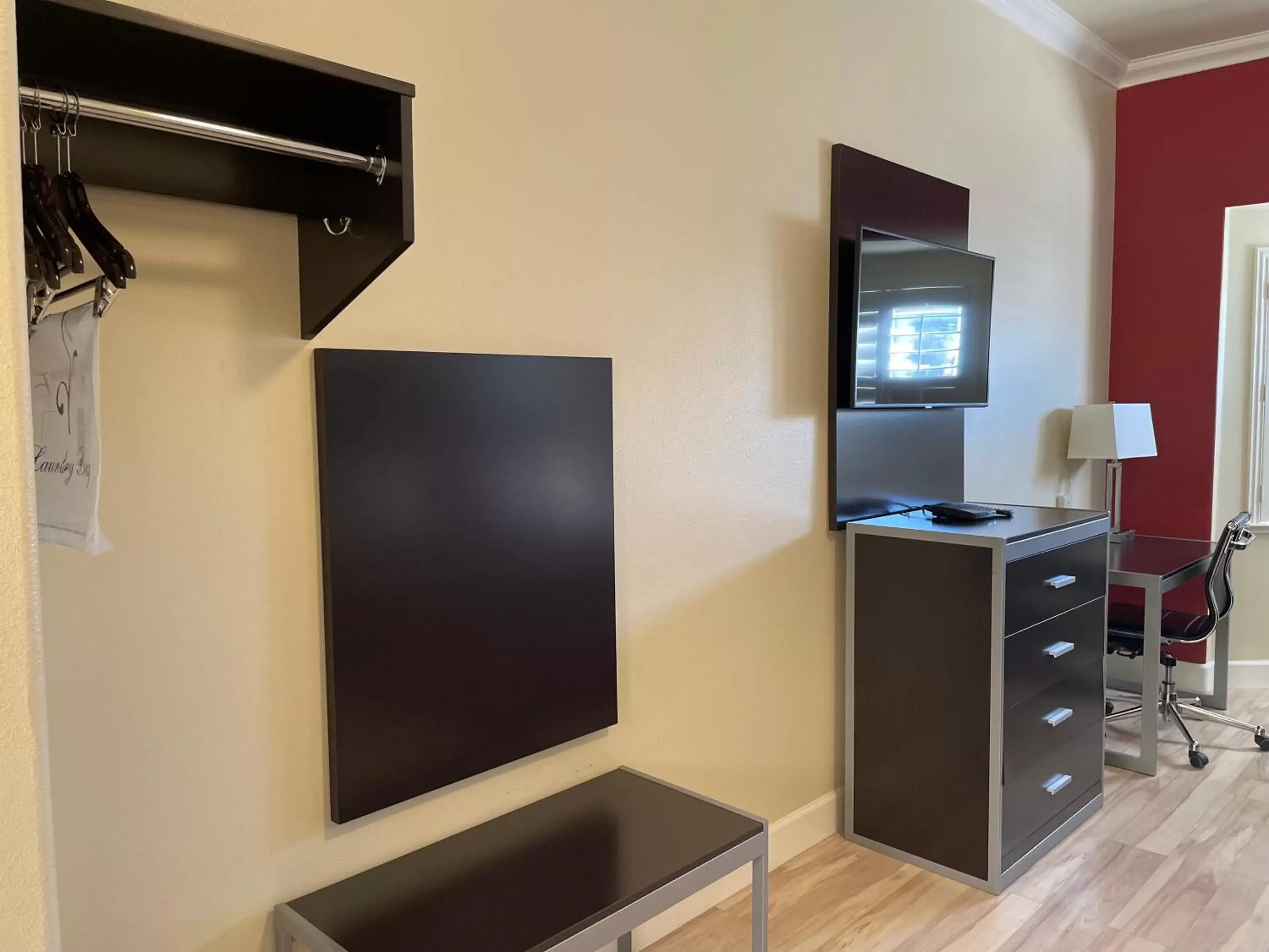 Bedroom, TV/Entertainment Center in Gateway Inn and Suites San Francisco SFO Airport