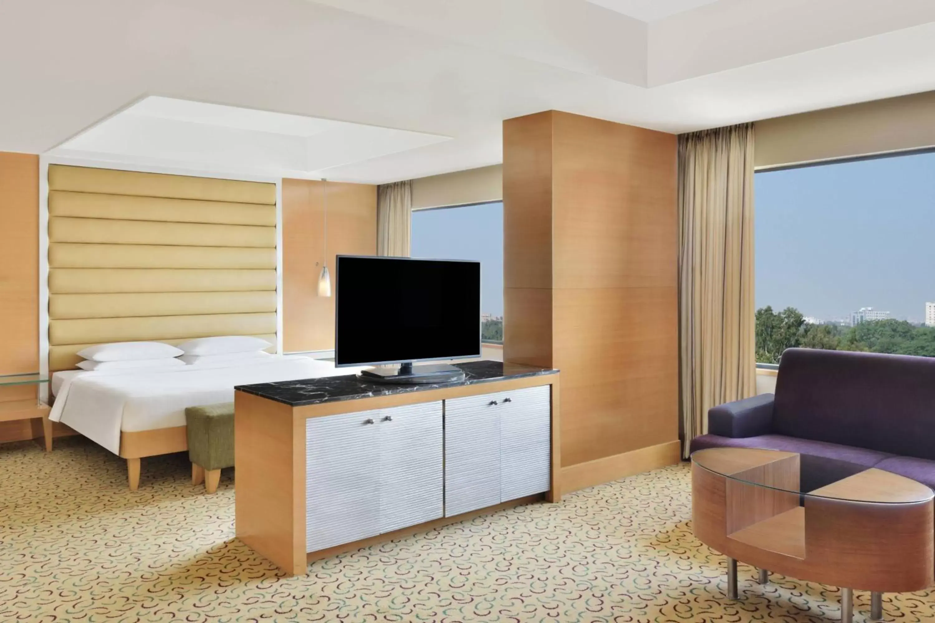 Living room, TV/Entertainment Center in Courtyard by Marriott Chennai