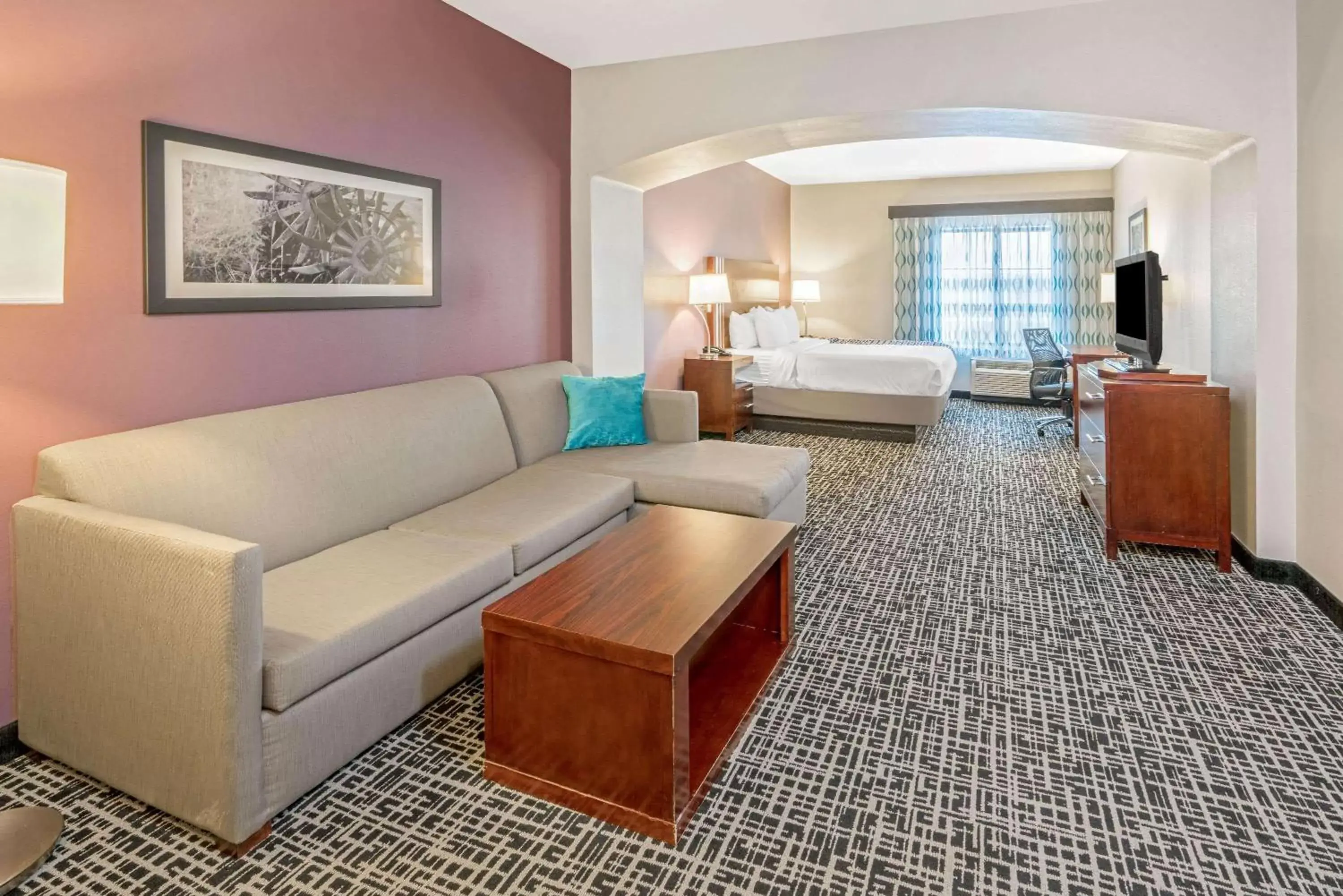 Photo of the whole room, Seating Area in La Quinta by Wyndham Oklahoma City -Yukon