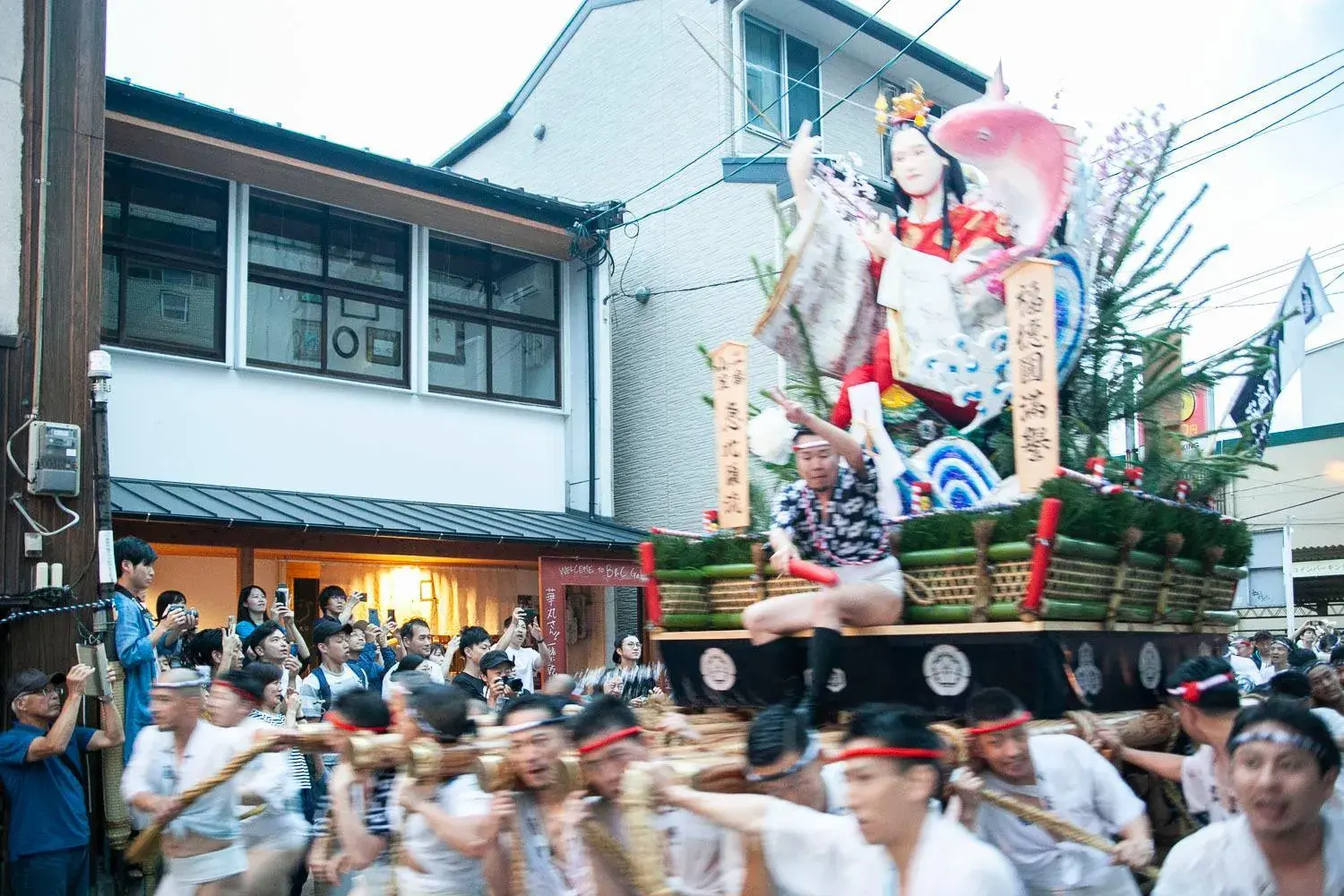 Property building in Fukuoka Guesthouse HIVE Property building in Fukuoka Guesthouse HIVE
