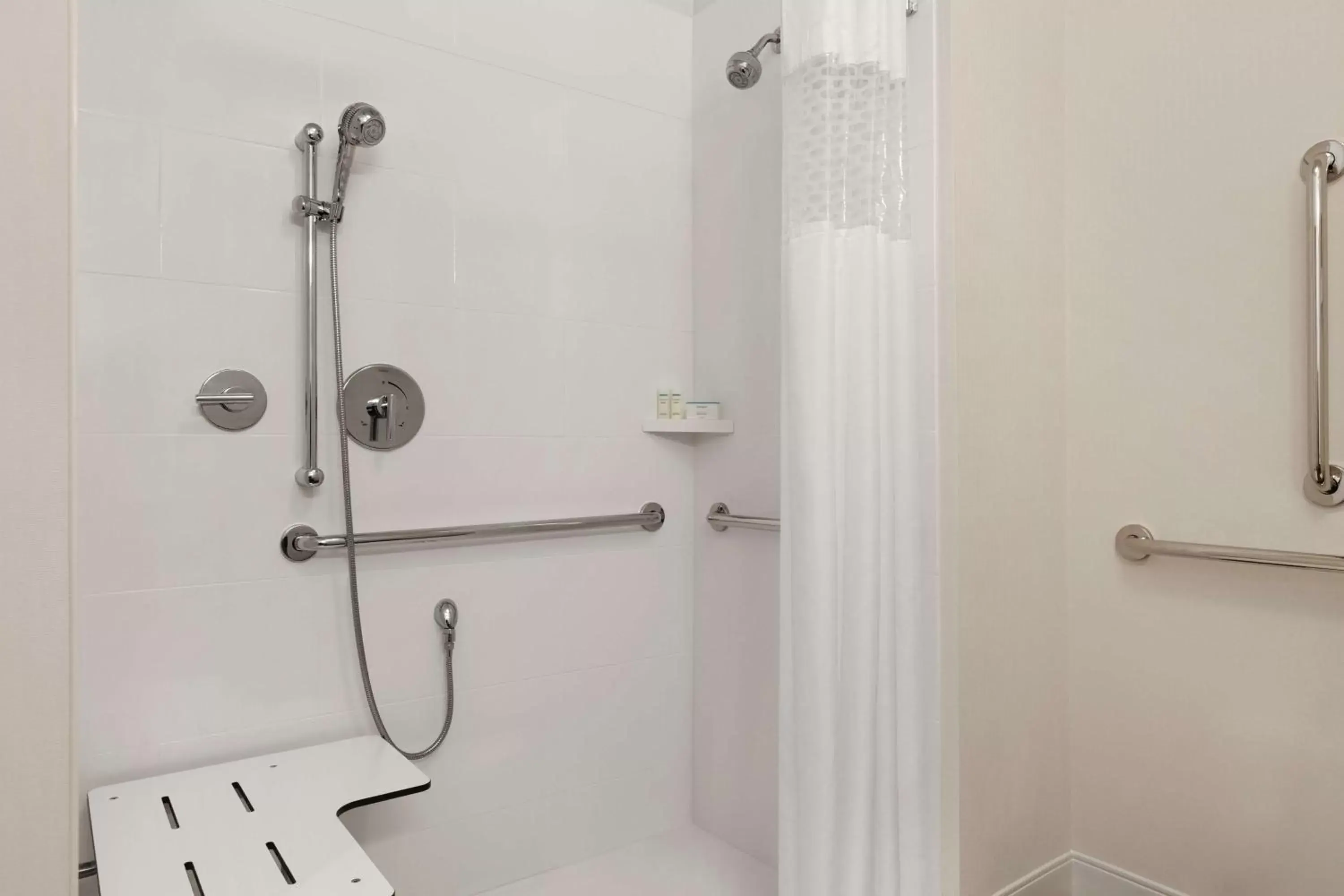 Bathroom in Hampton Inn & Suites Seattle/Renton, Wa