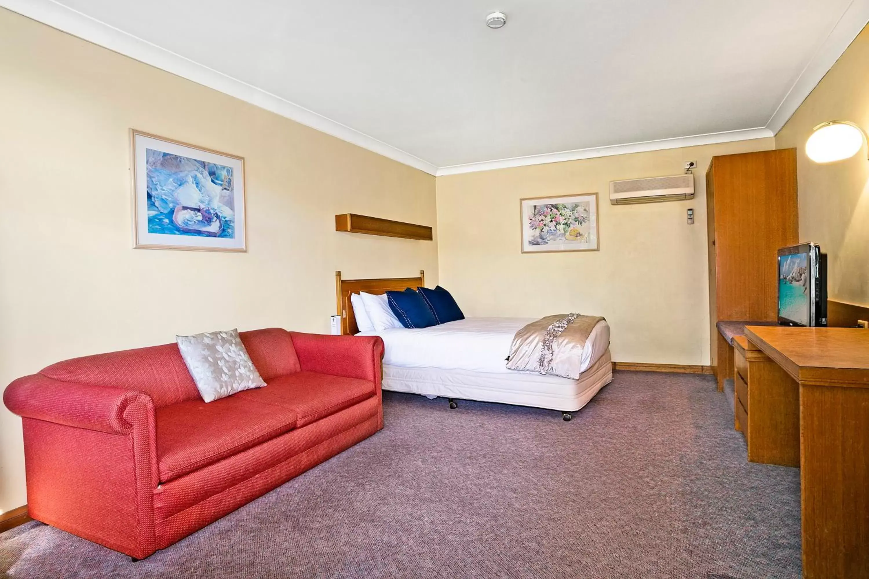 Bed, Seating Area in Best Western Sanctuary Inn