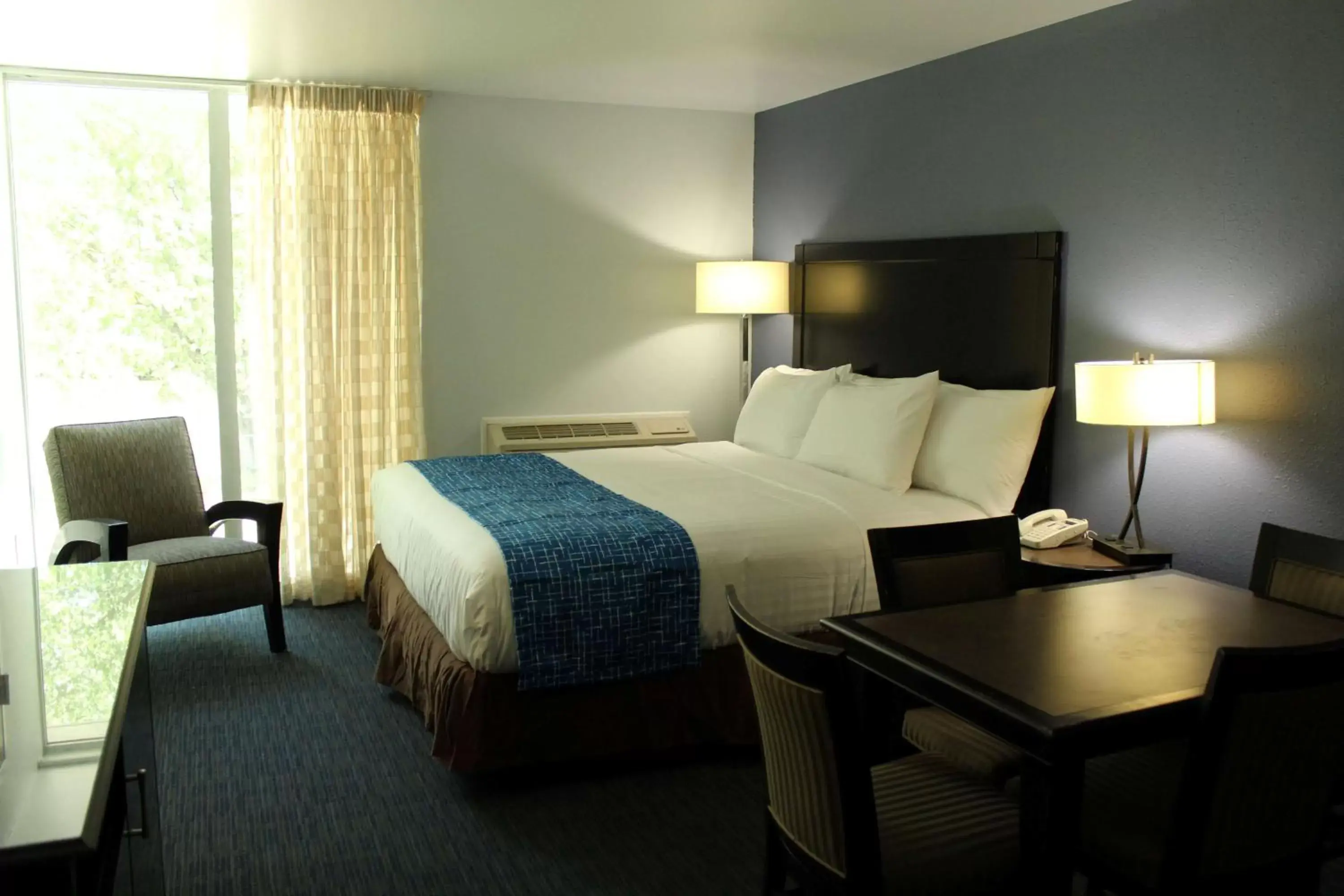 Photo of the whole room, Bed in Travelodge by Wyndham Water's Edge Hotel - Racine