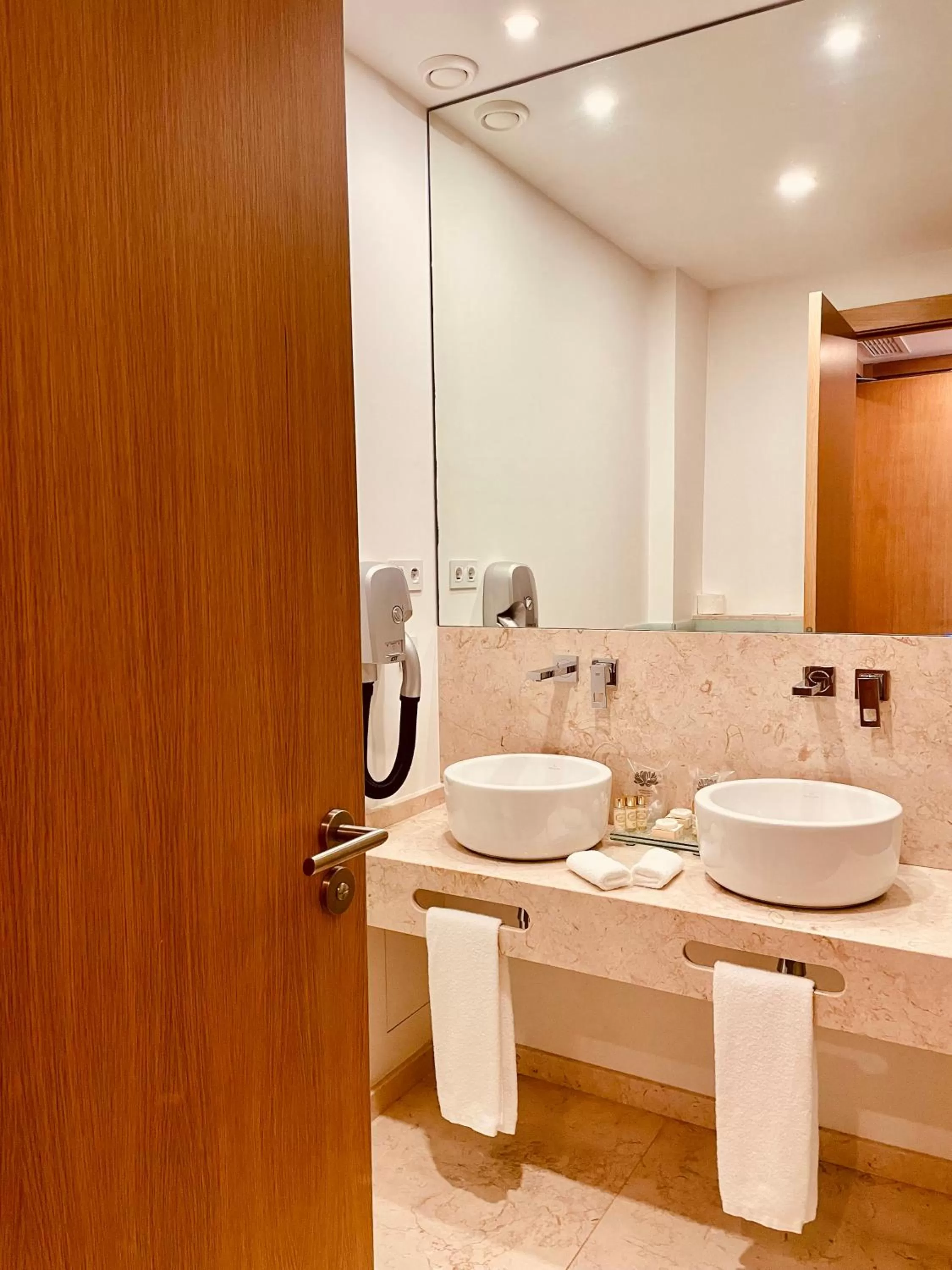 Bathroom in Castelo Hotel