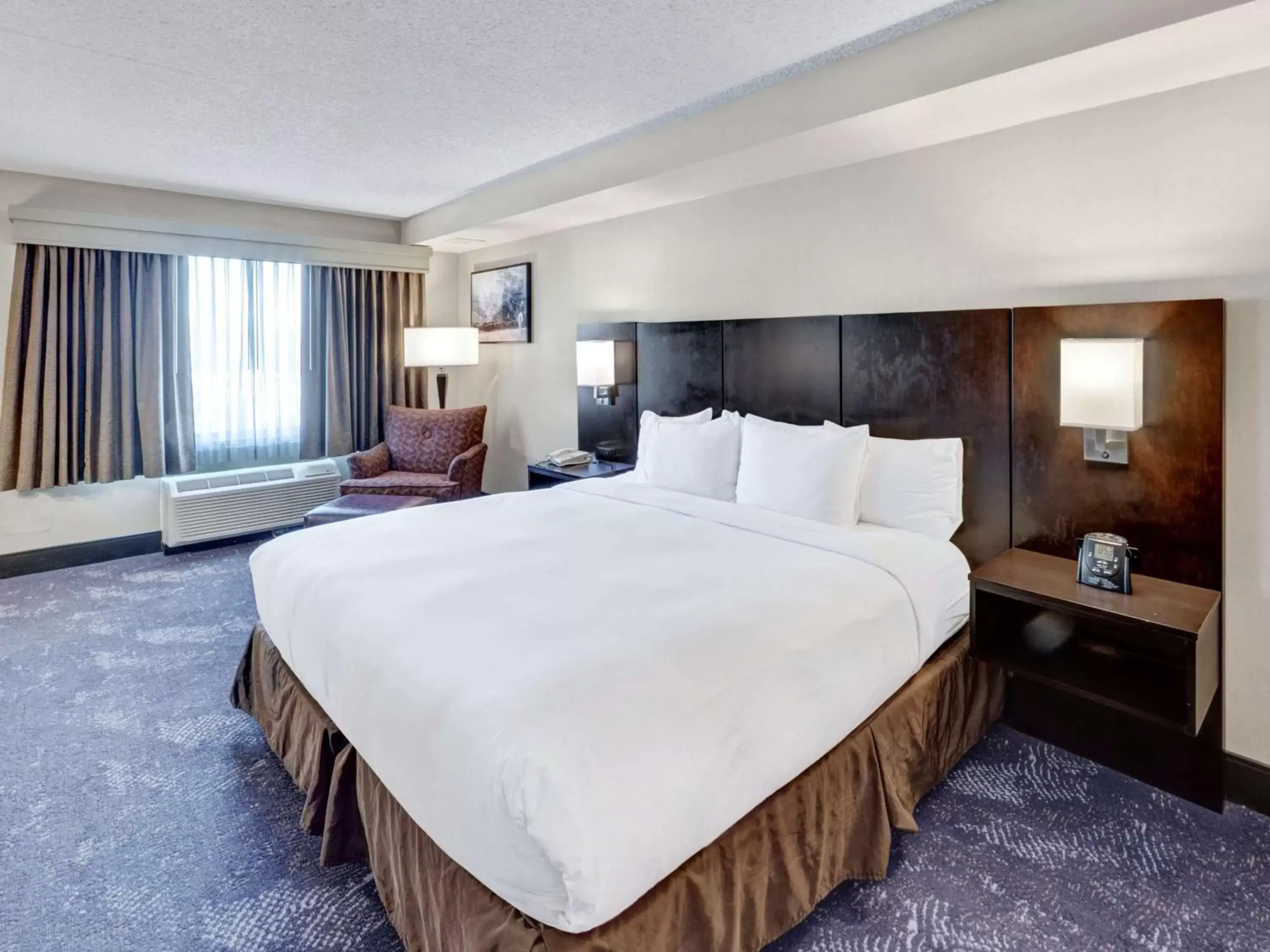 Bed in DoubleTree by Hilton Wichita Airport