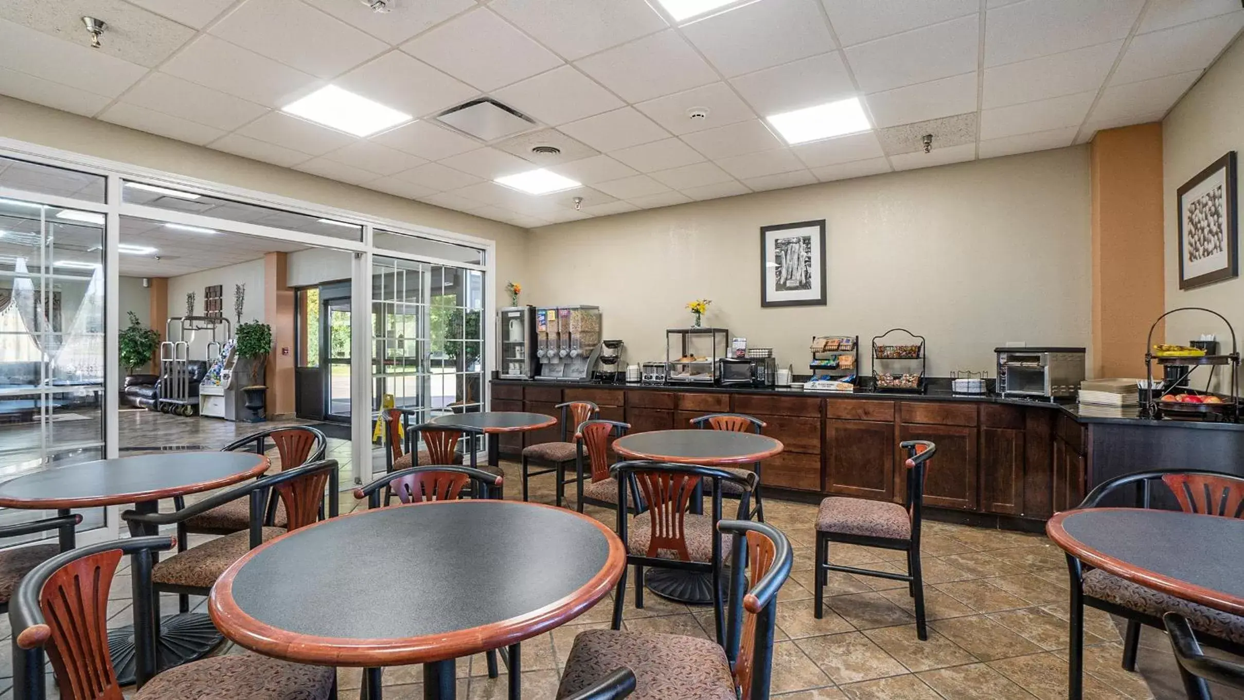 Breakfast, Restaurant/Places to Eat in Days Inn & Suites by Wyndham Mt Pleasant