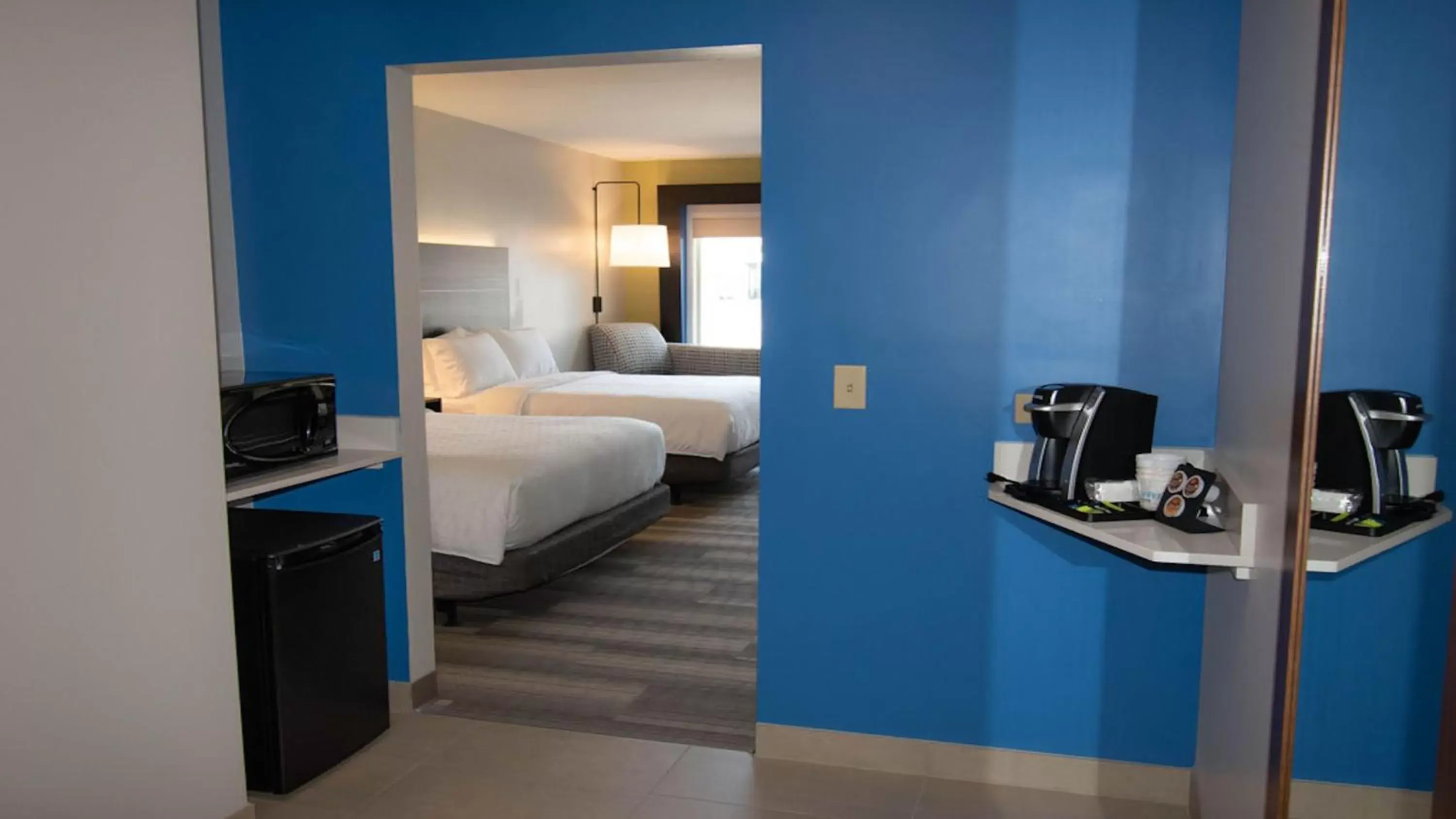 Photo of the whole room, Bed in Holiday Inn Express & Suites Tonawanda - Buffalo Area, an IHG Hotel