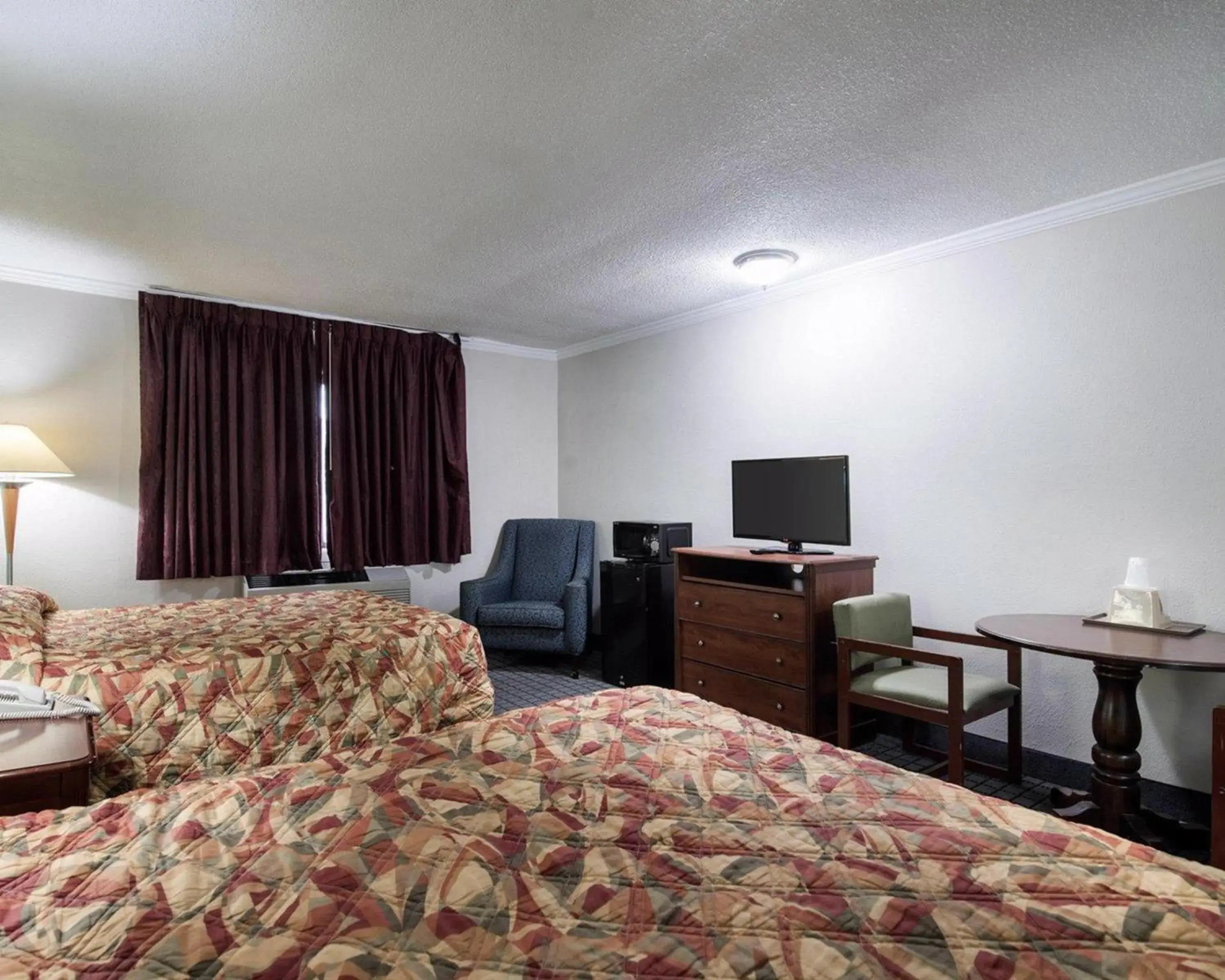 Photo of the whole room, Room Photo in Rodeway Inn Syracuse