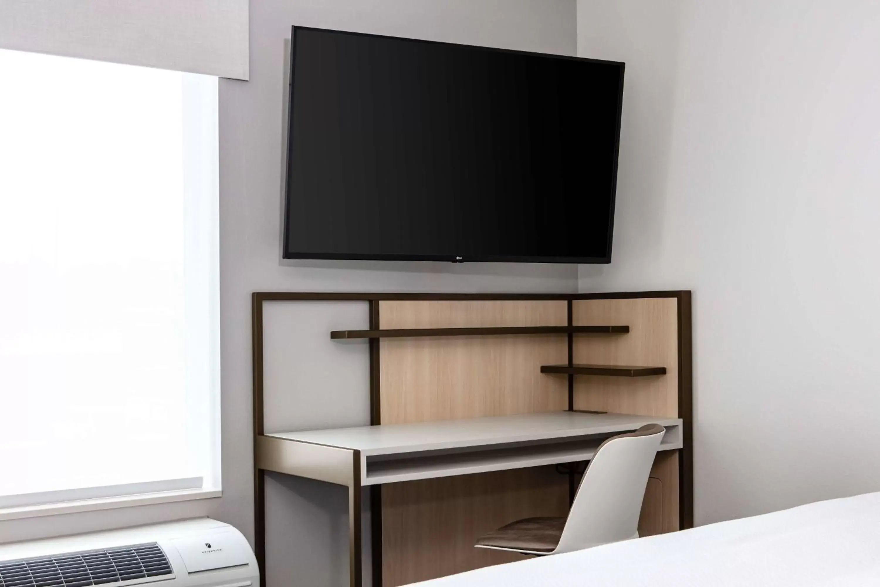 Bedroom, TV/Entertainment Center in TownePlace Suites By Marriott Milwaukee West Bend