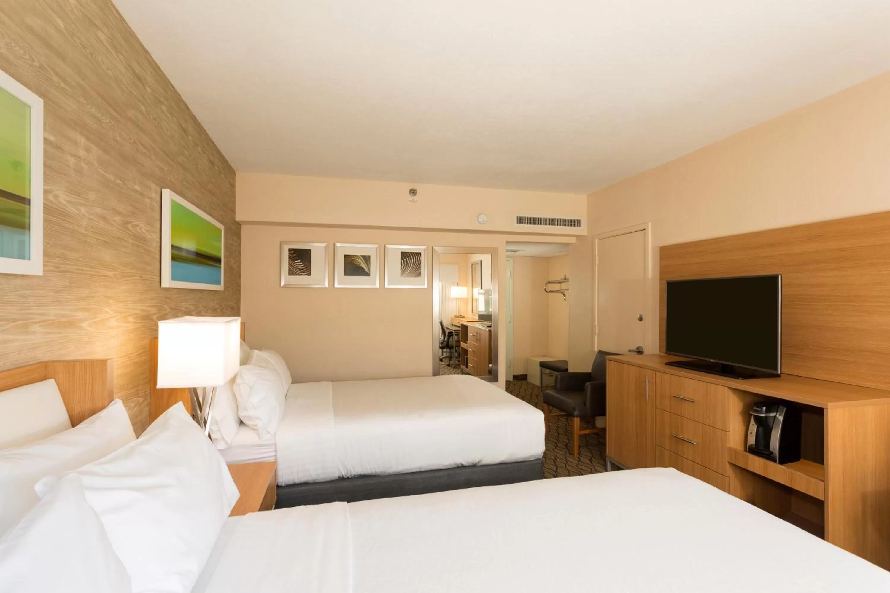 Photo of the whole room, Bed in Holiday Inn Miami Beach-Oceanfront by IHG